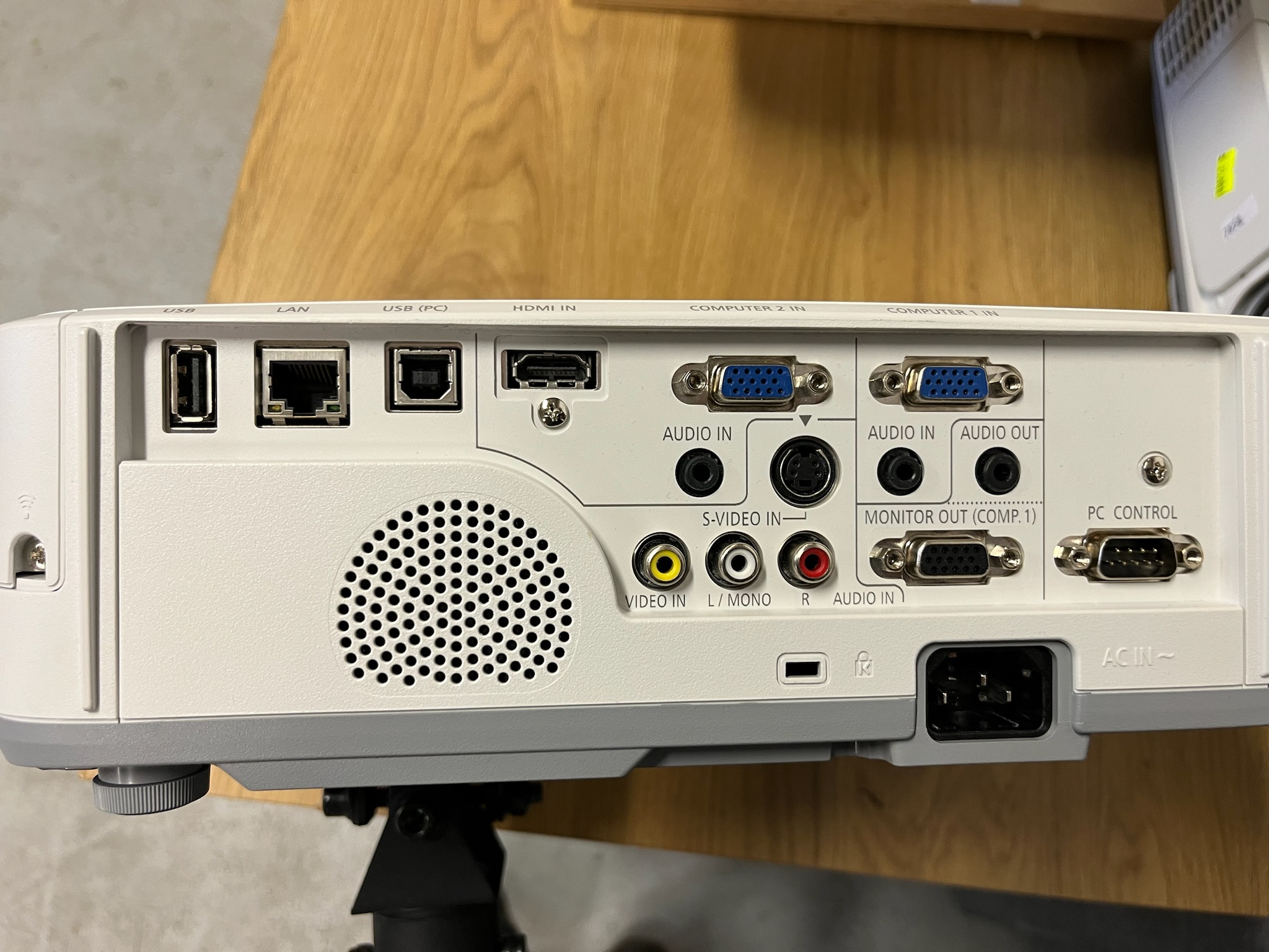 SELT / SOLD NEC skjávarpi M403H 2