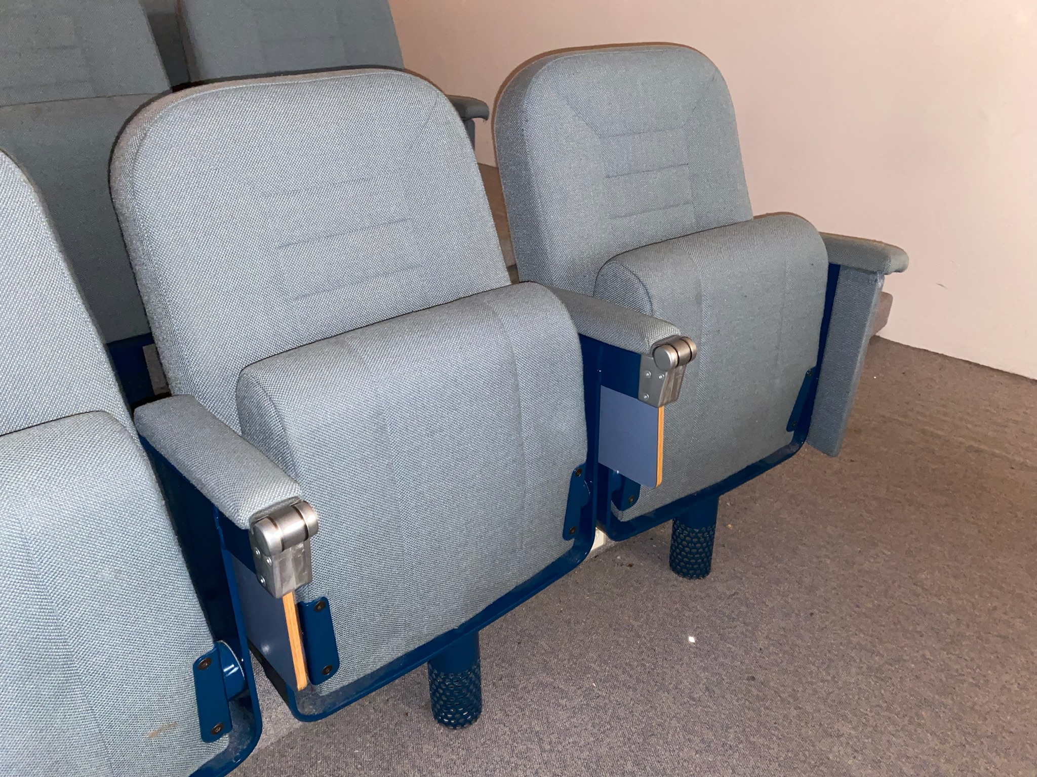 SELT / SOLD Bíósæti með borðum - fyrirlestrarsalur 3