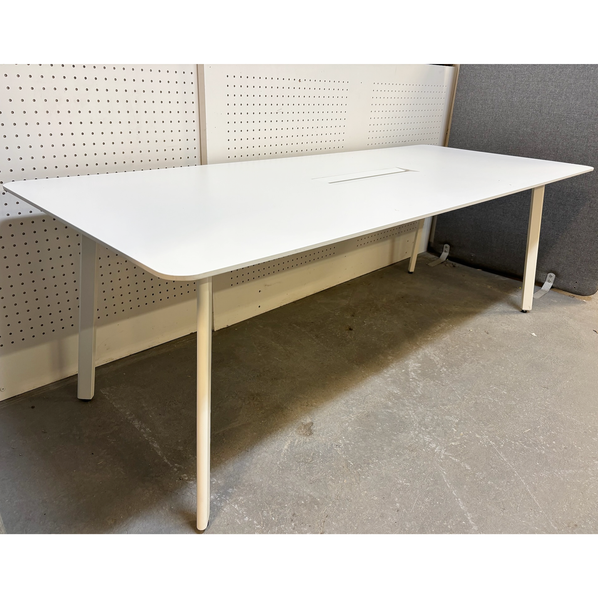 SELT / SOLD Vandað fundarborð með leiðsluloki, L220xB90sm.