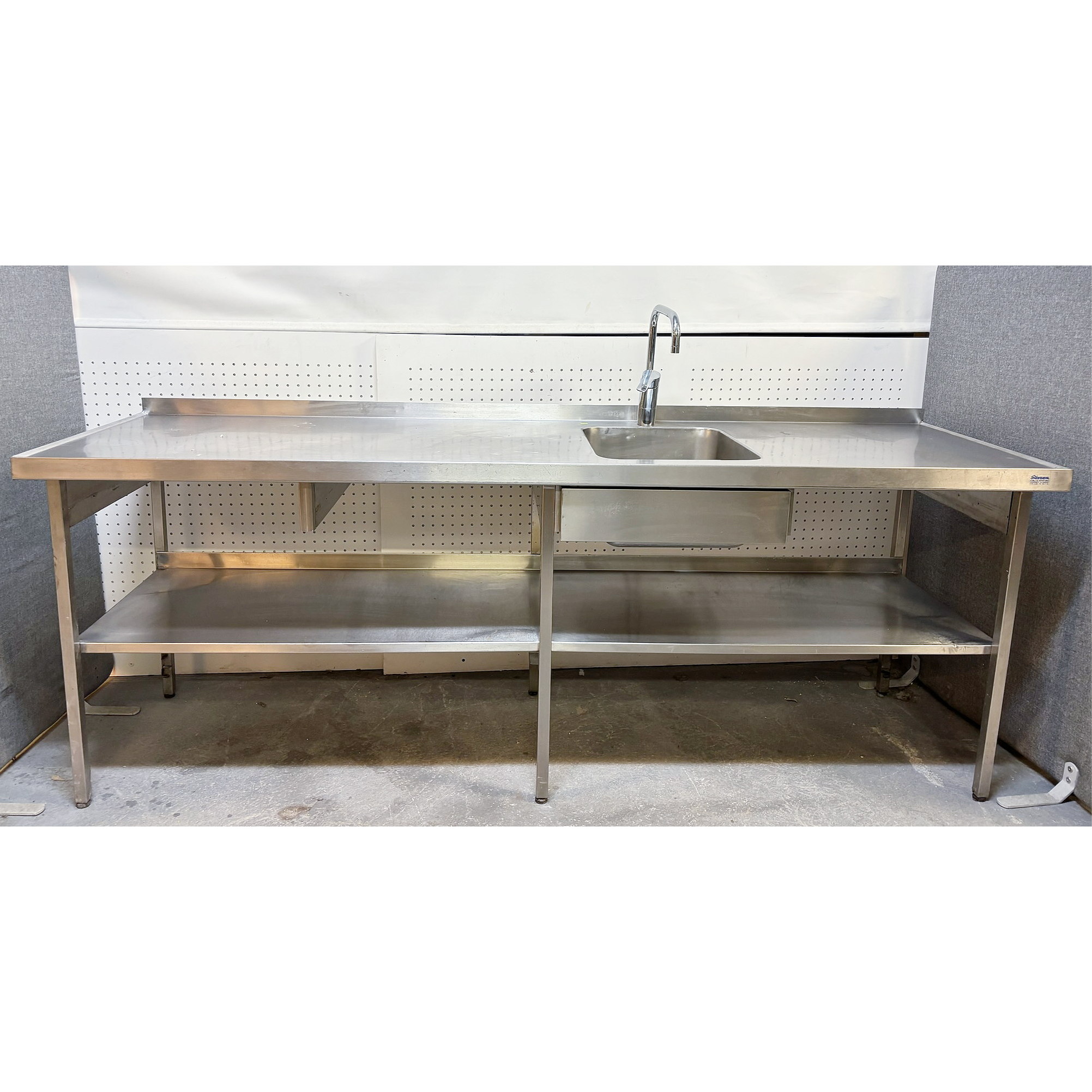 SELT / SOLD Stálborð m/vaski, blöndunartæki og kanti, B240xD70xH90sm.