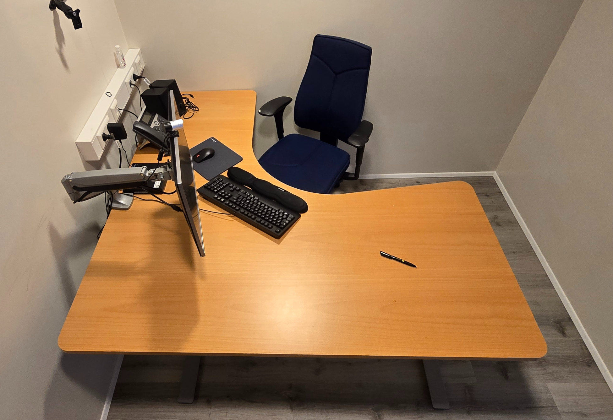 SELT / SOLD Nýleg rafmagnsborð frá Pennanum B160xD160sm. - Siglufjörður