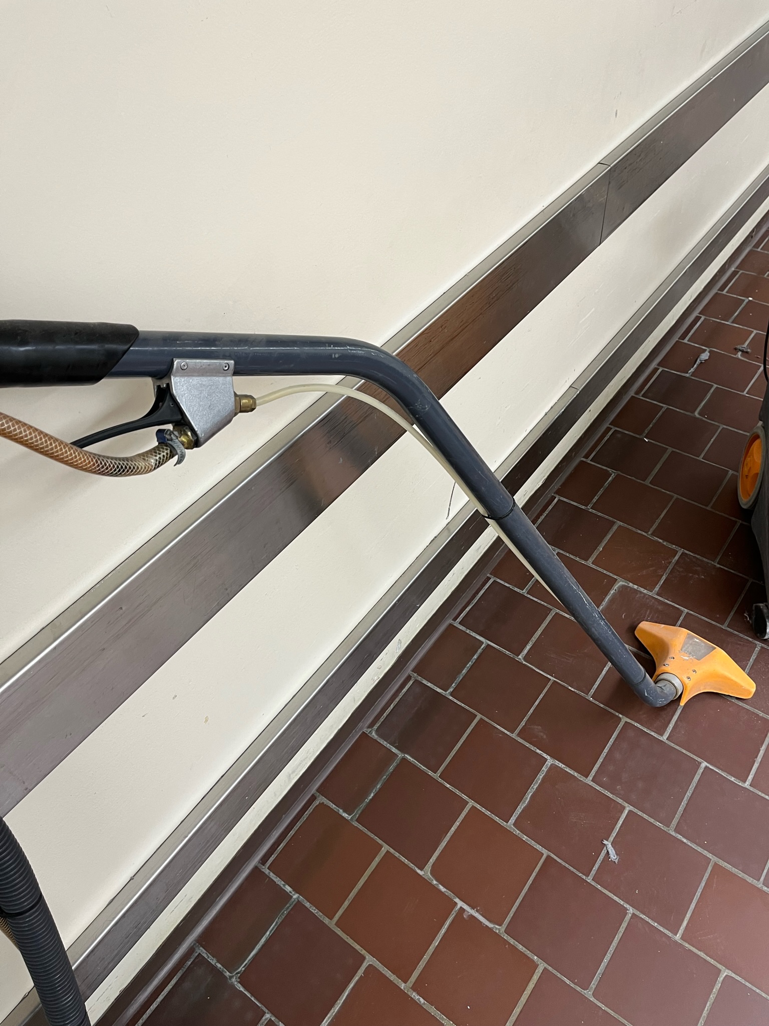 SELT / SOLD Taski AQ 20 skúringarvagn 9