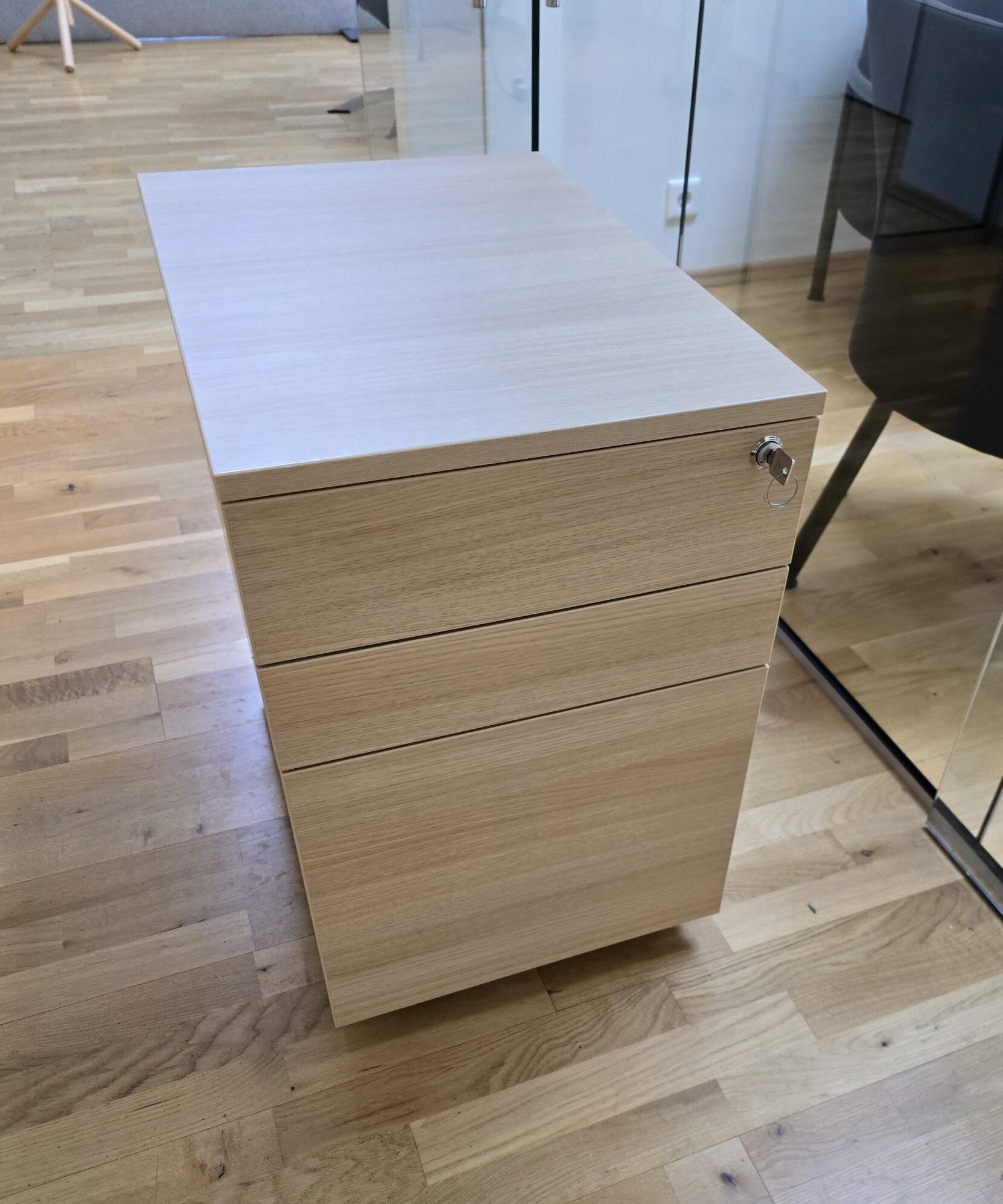 SELT / SOLD Fansa skrifstofukálfur frá Pennanum - H63 x D60 x B44 sm.