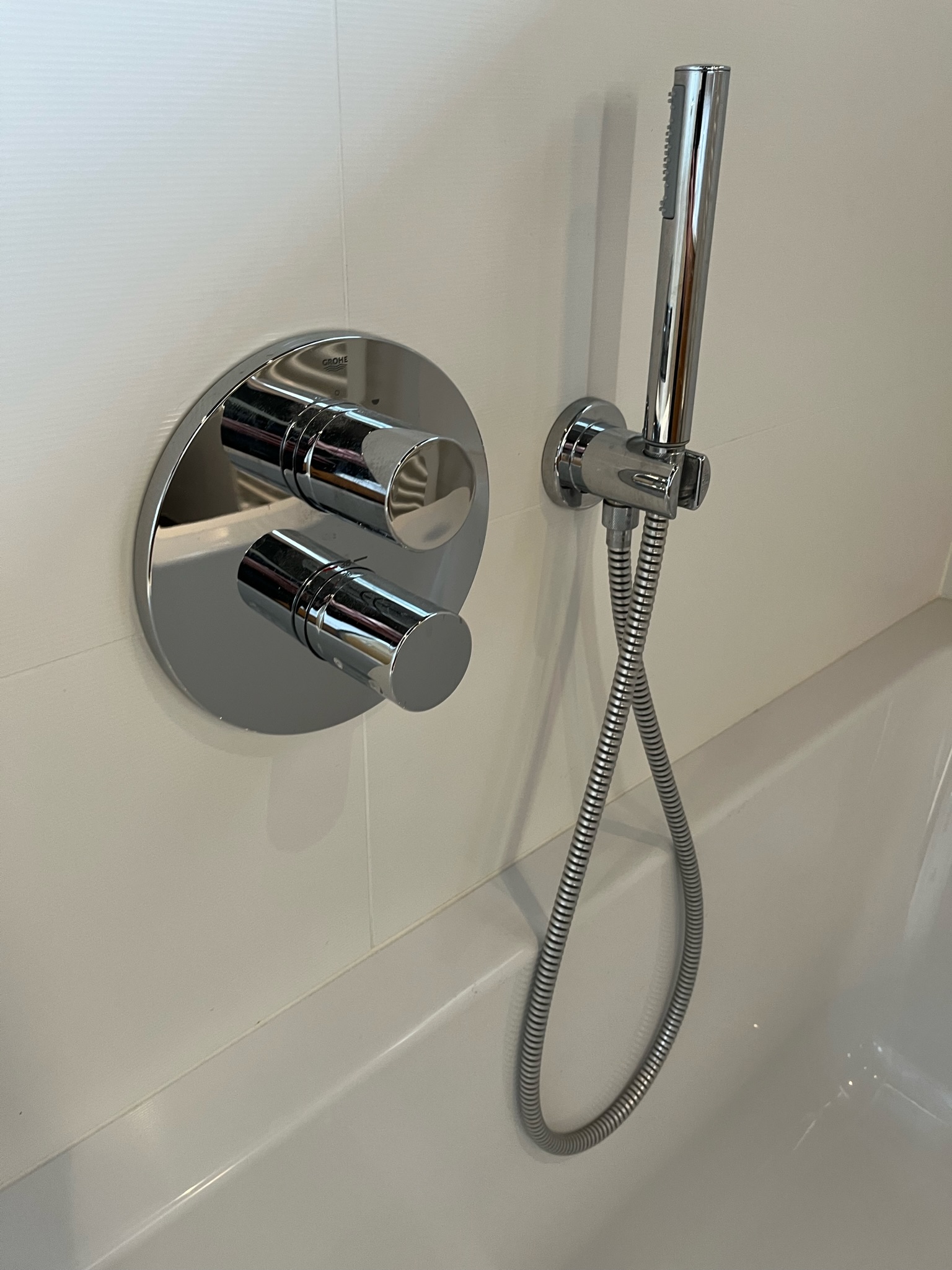 Selt - sold Geggjað baðkar með led lýsingu - Grohe blöndunartæki 4