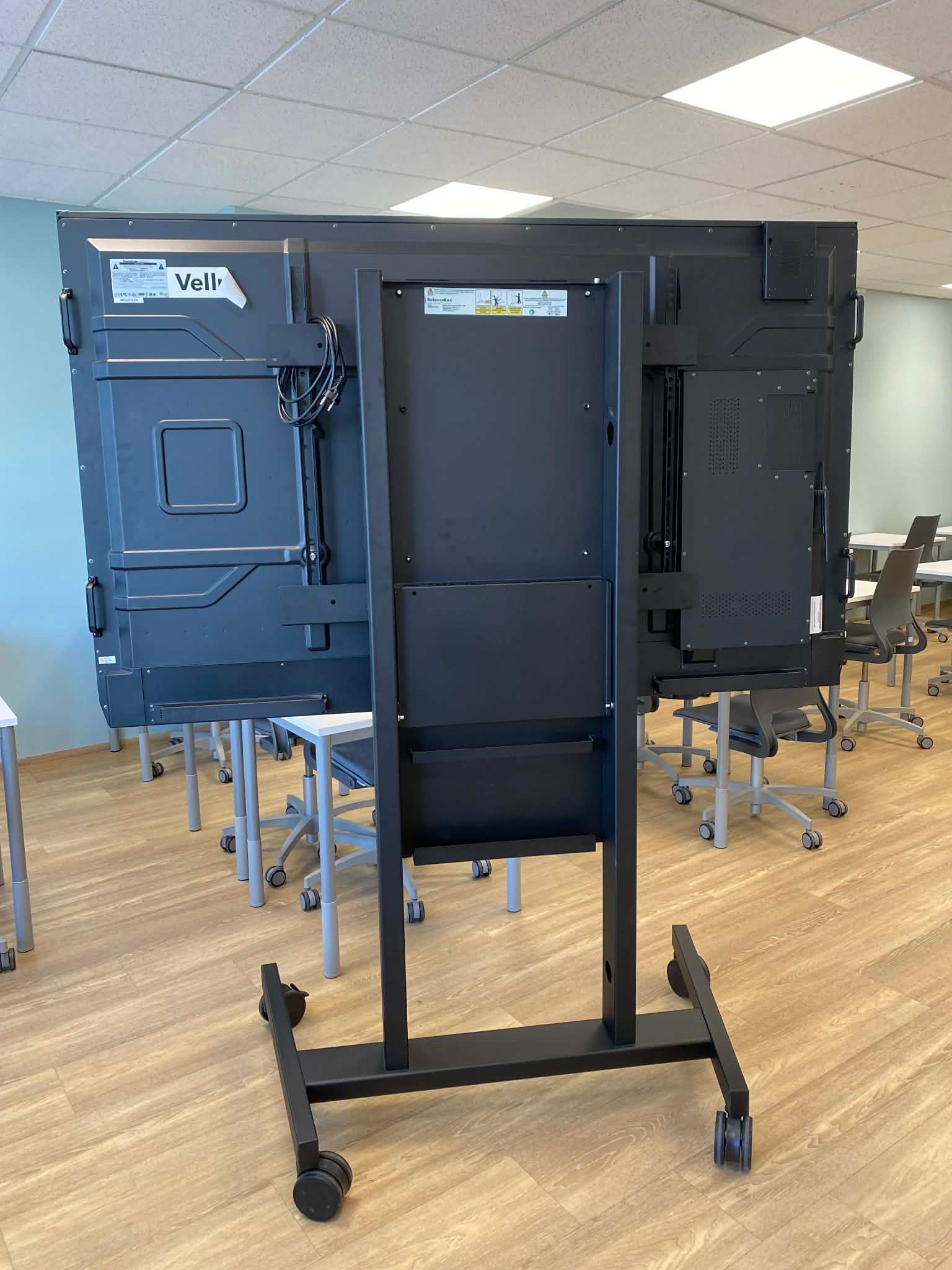 SELT / SOLD Promethean gagnvirkur snertiskjár á gólfstandi frá Ofar, 75'' 2