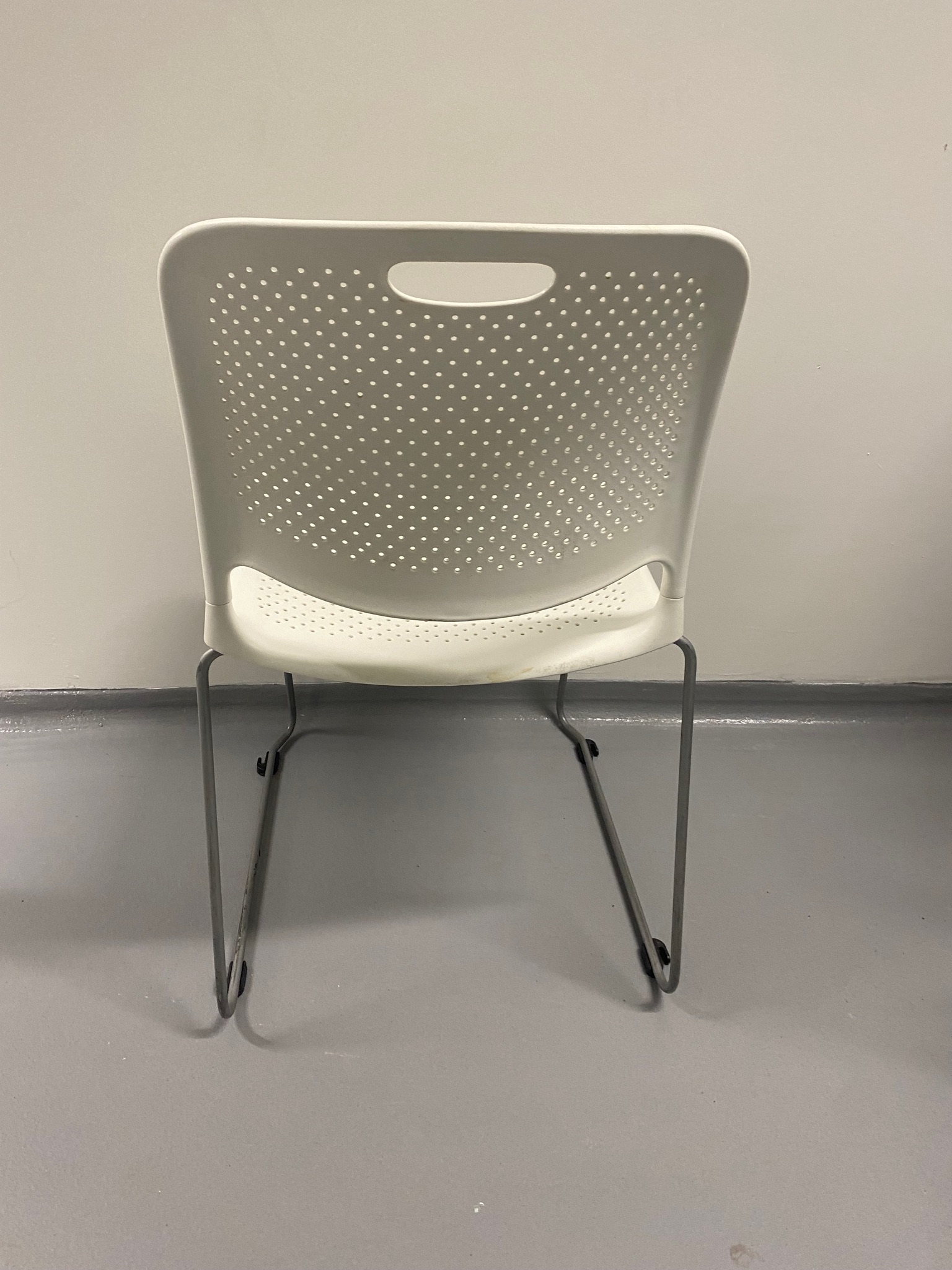 SELT / SOLD Stílhreinir eldhússtólar hvítir - staflanlegir 7