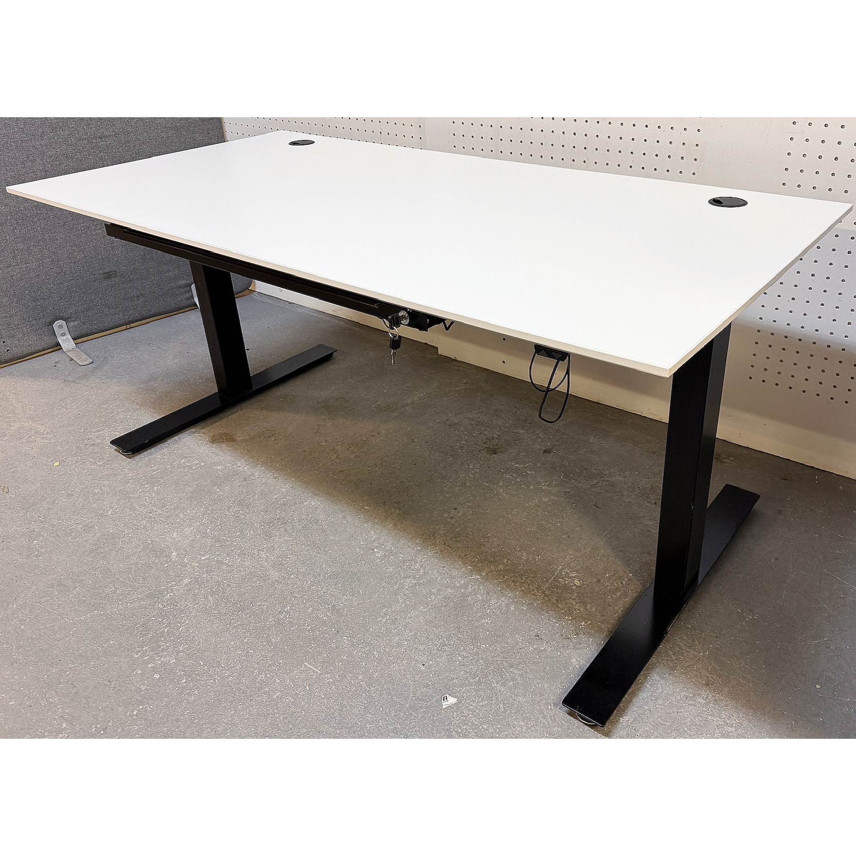 SELT / SOLD Cube Design rafmagnsborð með pennabakka frá A4, 160x80sm.