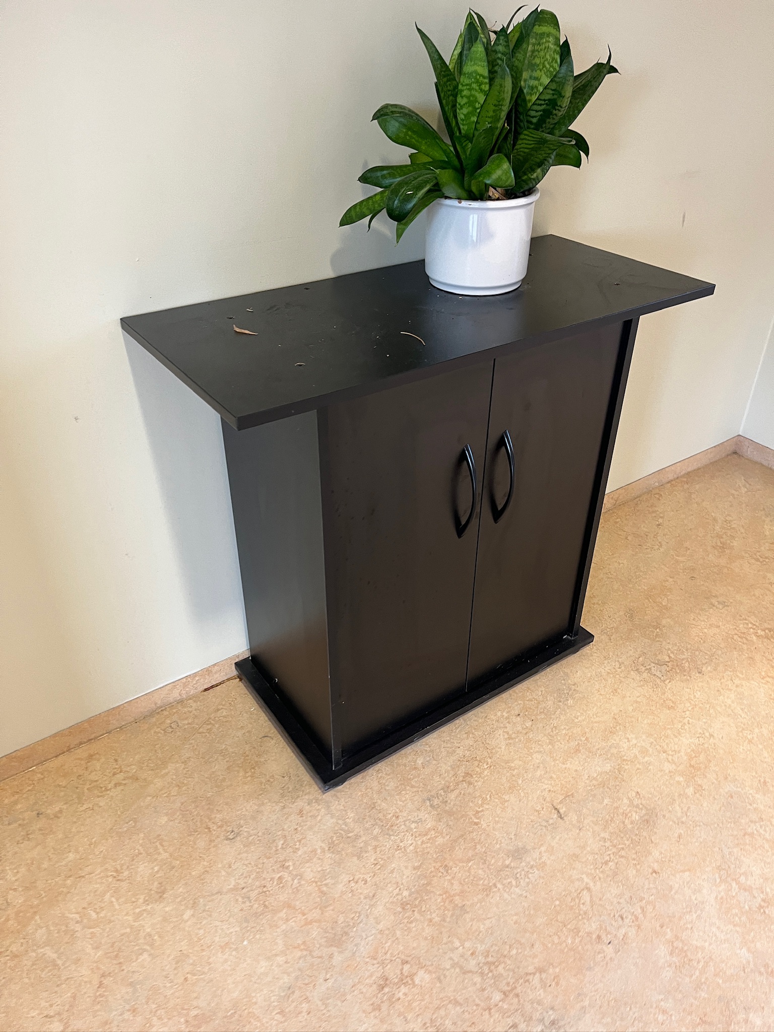 SELT / SOLD Skenkur svartur