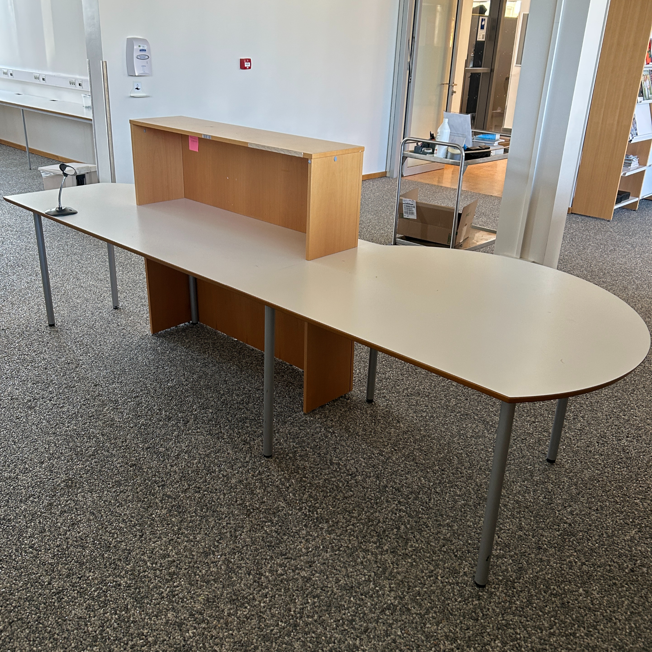 SELT / SOLD Axis - Sérsmíði - Afgreiðsluborð / Móttökuborð, L310 x B85 sm