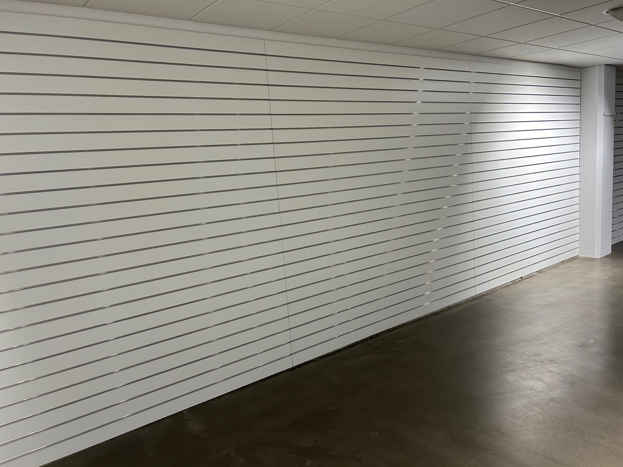 SELT / SOLD Vöruveggur - panelveggur - panil - panel fyrir pinna - H225 sm.