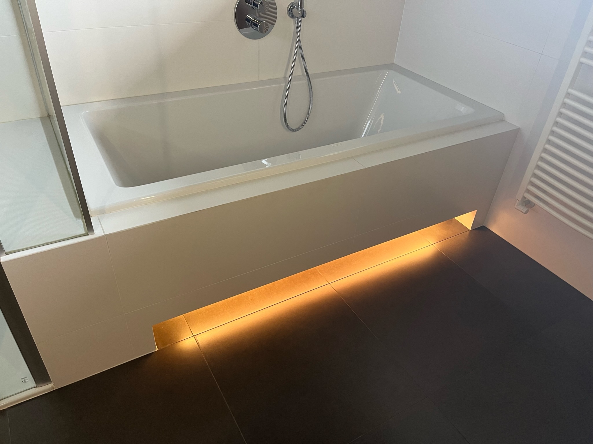 Selt - sold Geggjað baðkar með led lýsingu - Grohe blöndunartæki 2