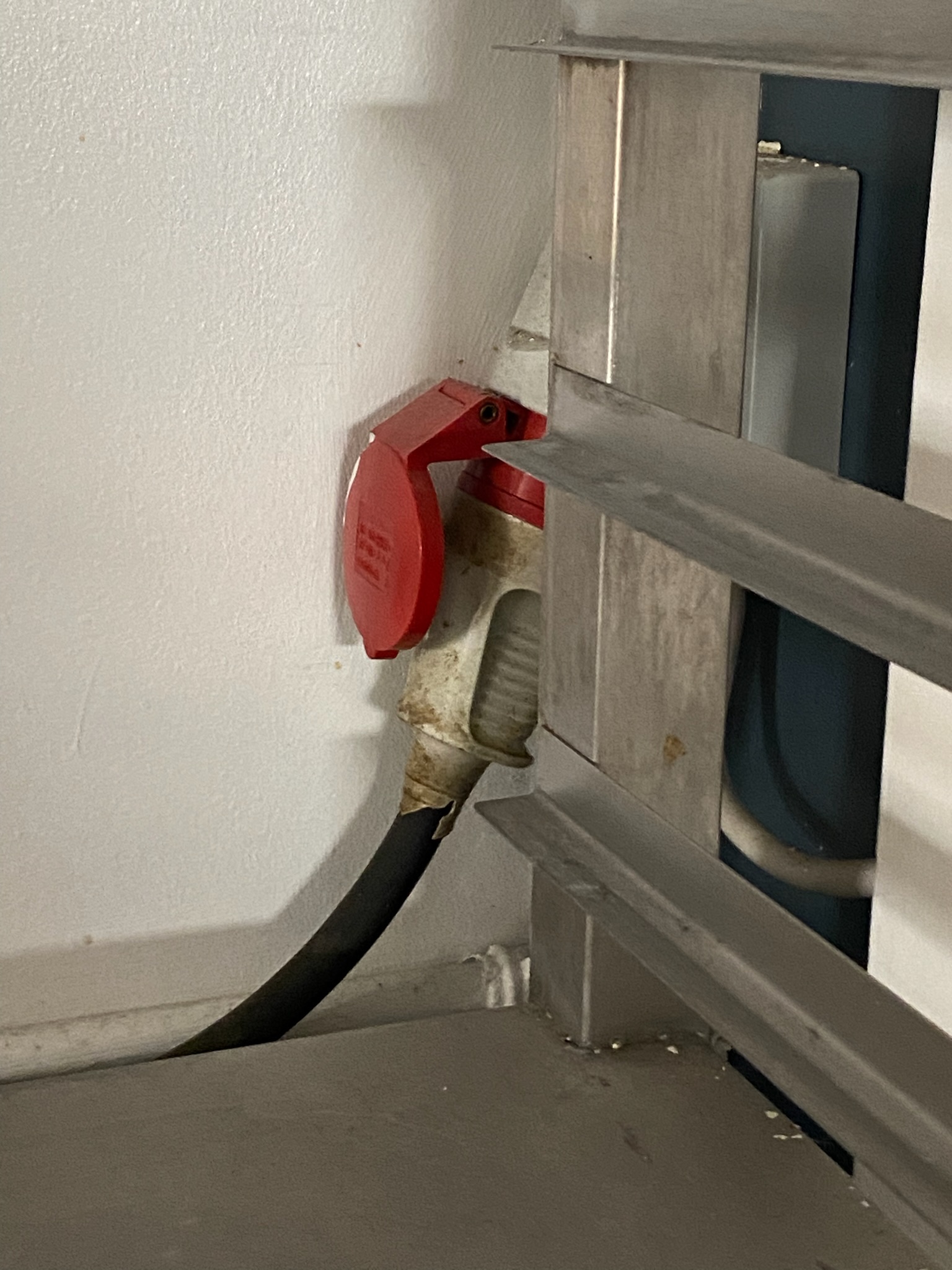 SELT / SOLD Zanussi ofn, 5 skúffur 8