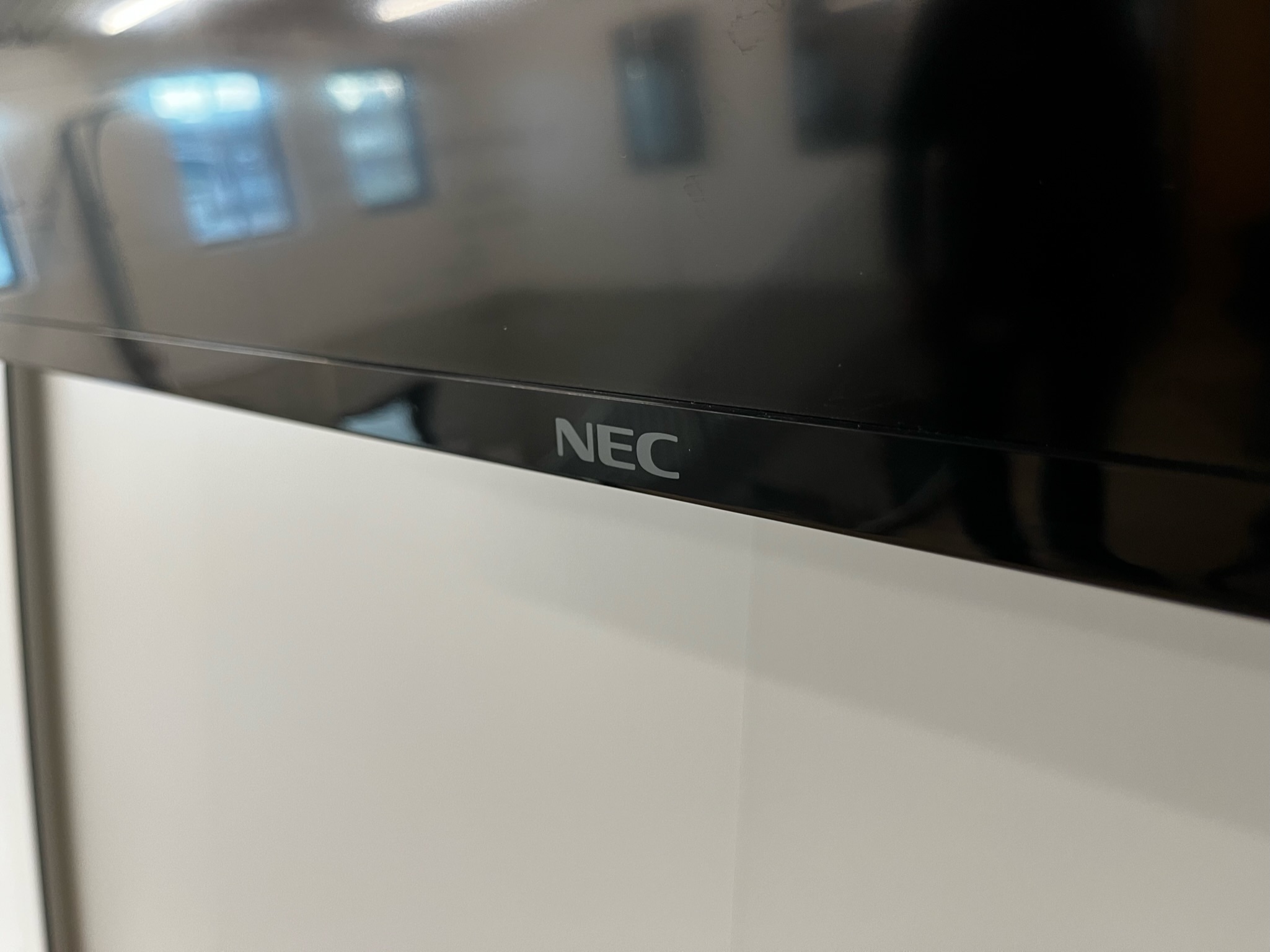 SELT / SOLD NEC upplýsingaskjár - 55'' með veggfestingu 3