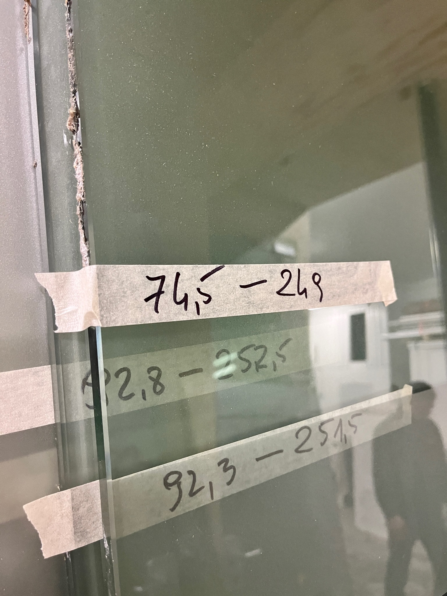 SELT / SOLD Hert gler - glerplötur (28 stk.) - Hæð 237-292sm. Breidd70-138sm. 9