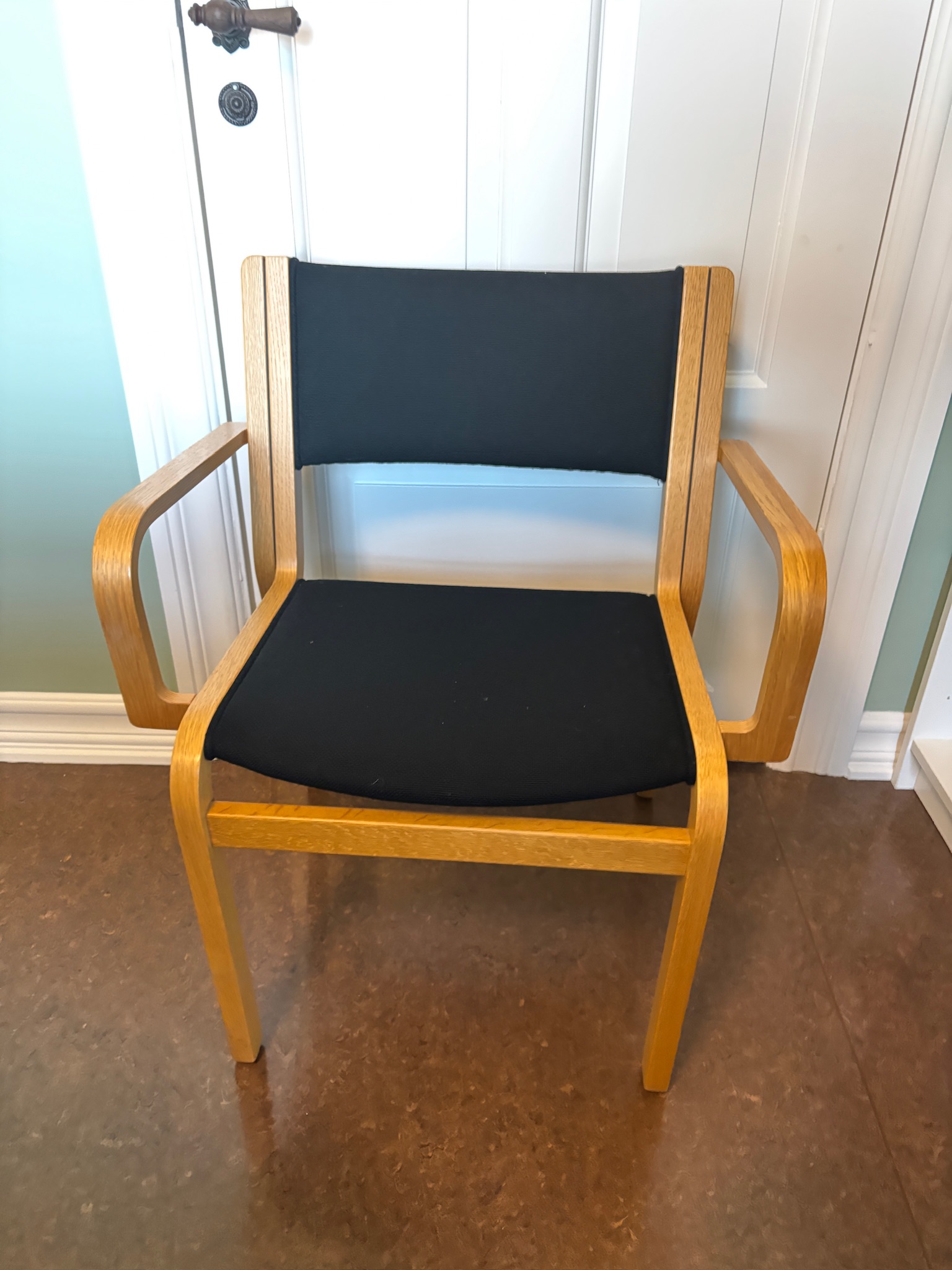 SELT / SOLD - Viðarstólar með svöru tauáklæði staflanlegir (9stk) 3