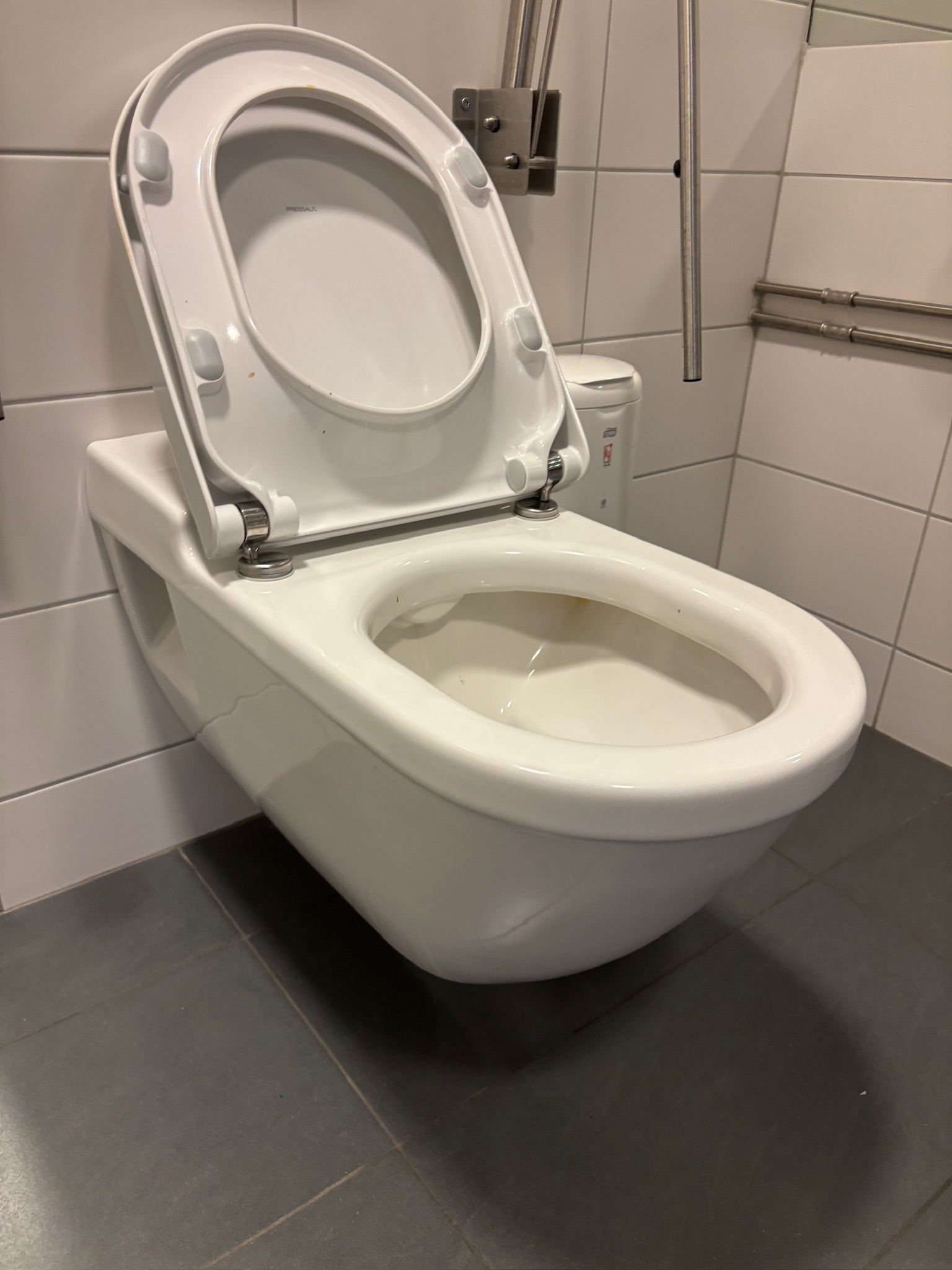 SELT / SOLD vegghengt salerni / WC fyrir fatlaða með hæglokandisetu (2 stk. 4