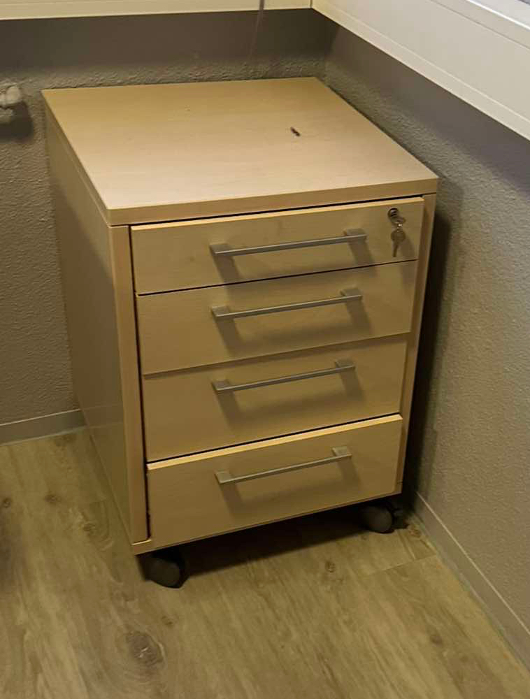 SELT / SOLD Skrifborðskálfur með 4 skúffum á hjólum frá EG húsgögn.
