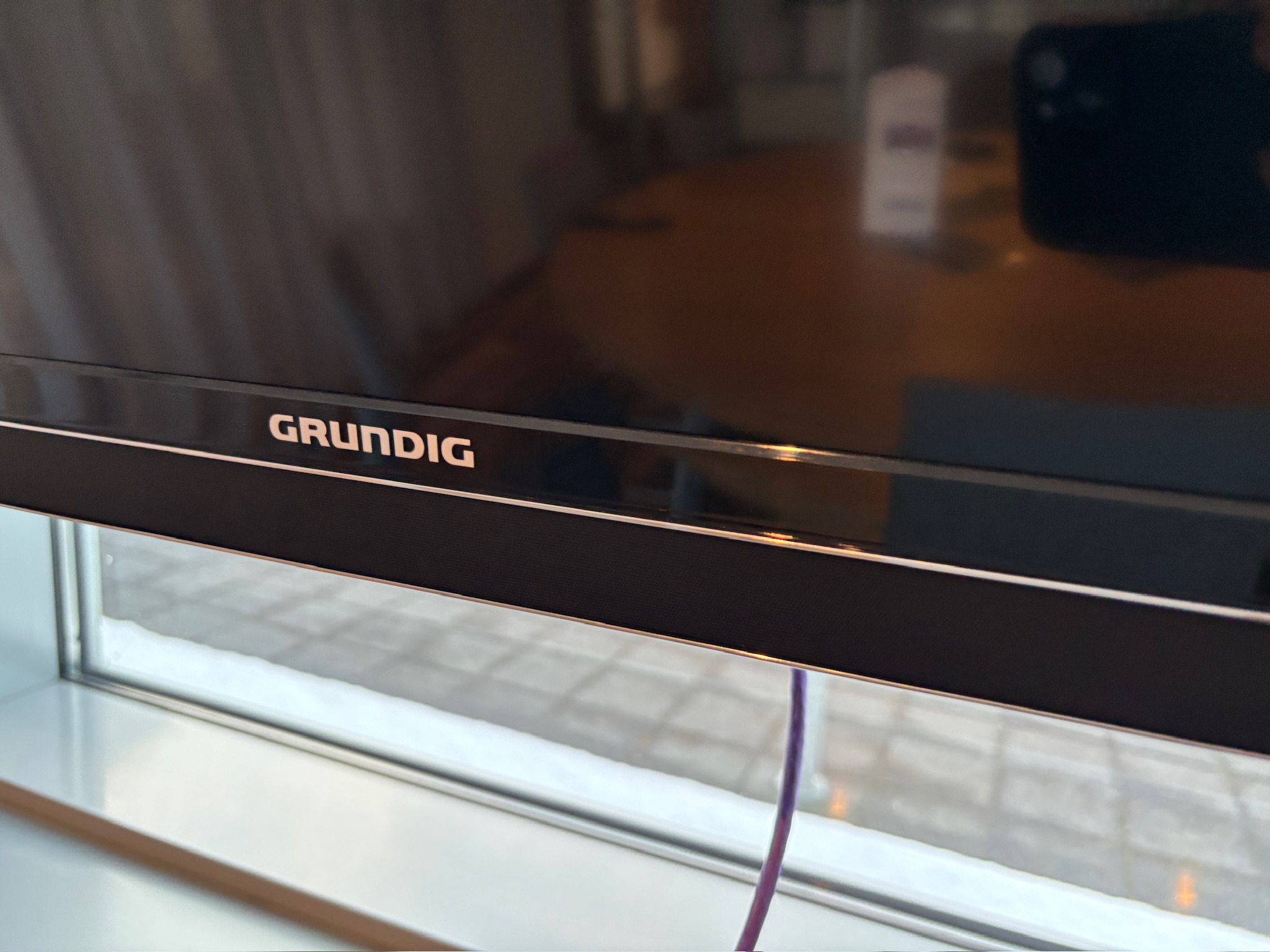 SELT / SOLD - Grundig 55" LED Smart TV með loftafestingu (2 stk) 2