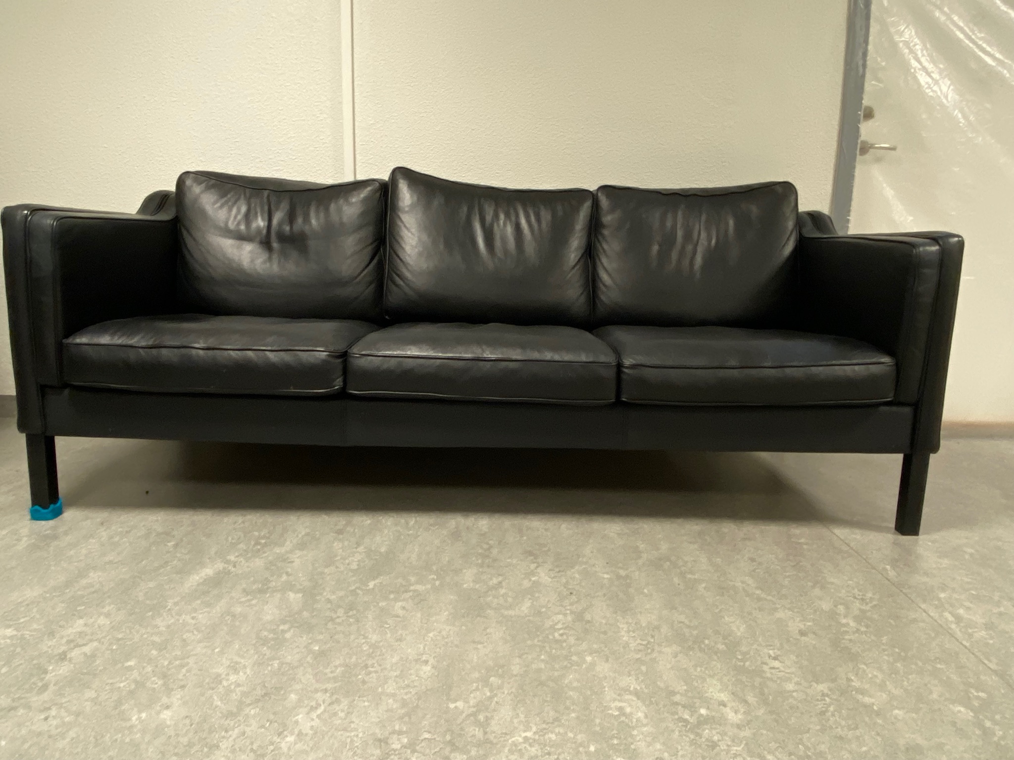 SELT / SOLD Leðursófi, 3gja manna, B200 x D80 sm.