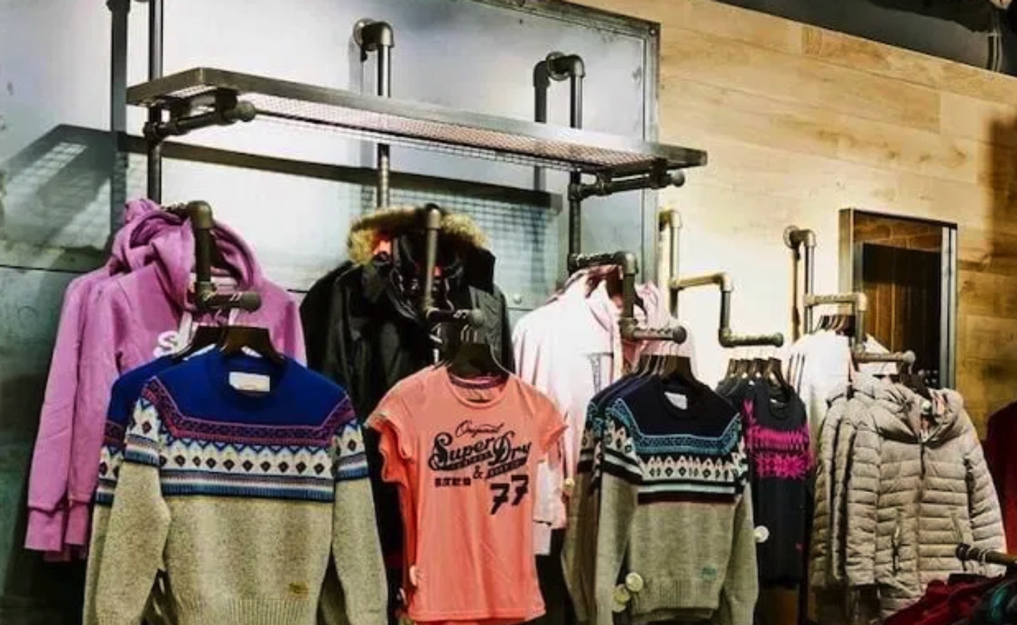 SELT / SOLD Viðarherðatré & buxnaherðatré 11