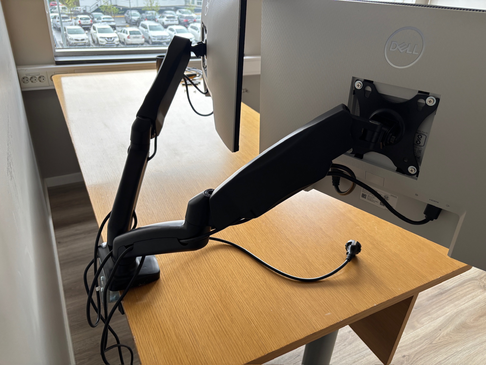 SELT / SOLD Dell tölvuskjáir á armi, 24'' 6