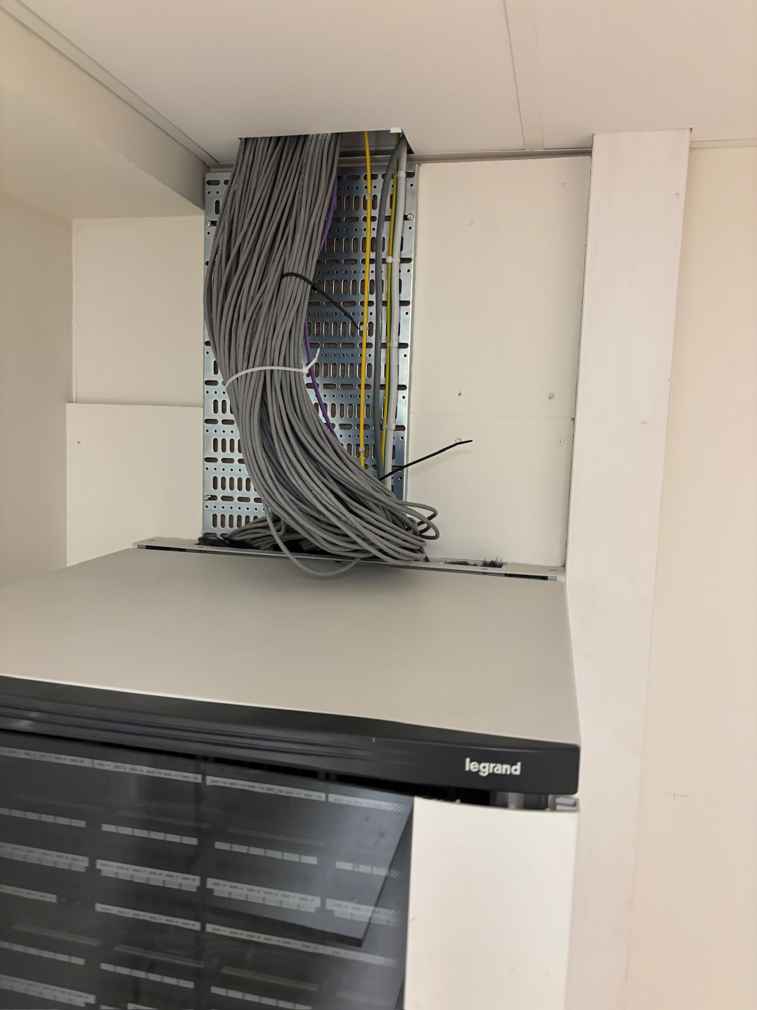 SELT / SOLD Legrand tölvuskápur frá Ískraft, 19'' rekki, 21u 5