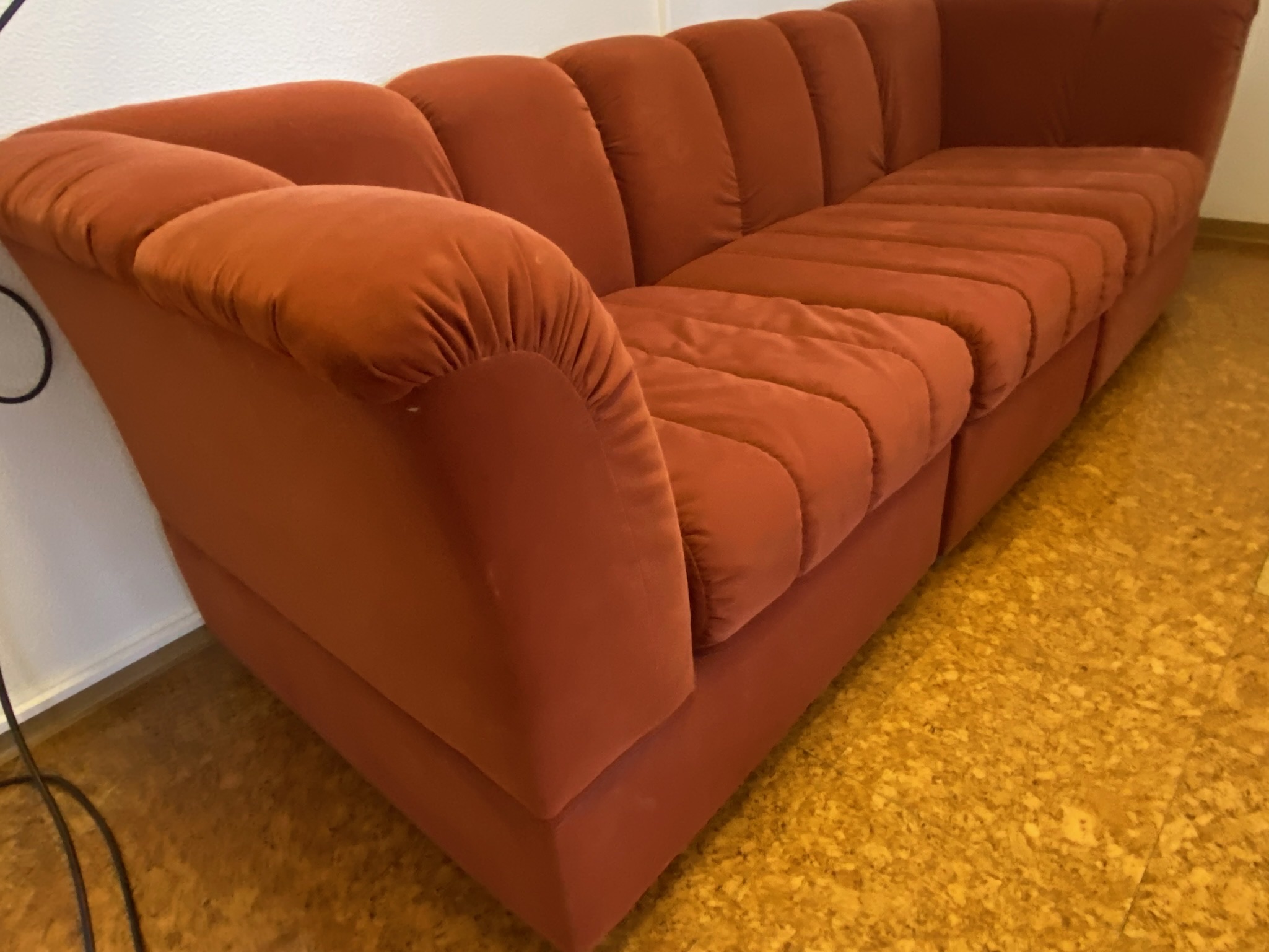 SELT / SOLD Velvet sófi rauður 3ja manna 6