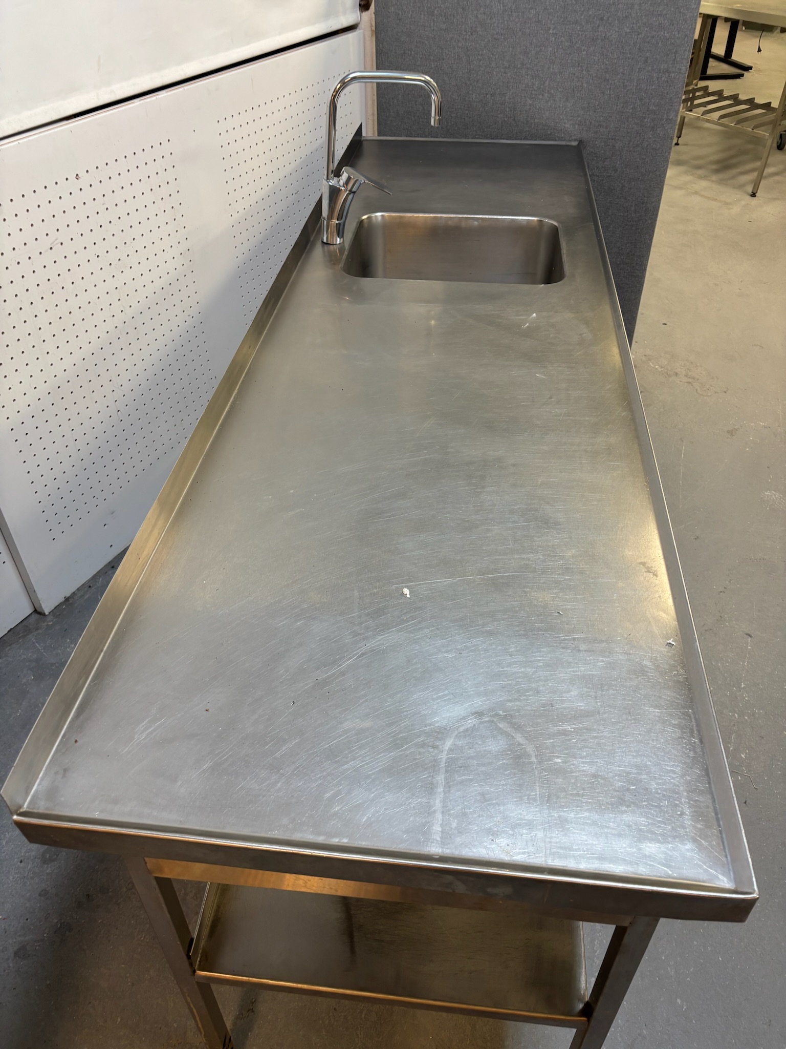 SELT / SOLD Stálborð m/vaski, blöndunartæki og kanti, B240xD70xH90sm. 2