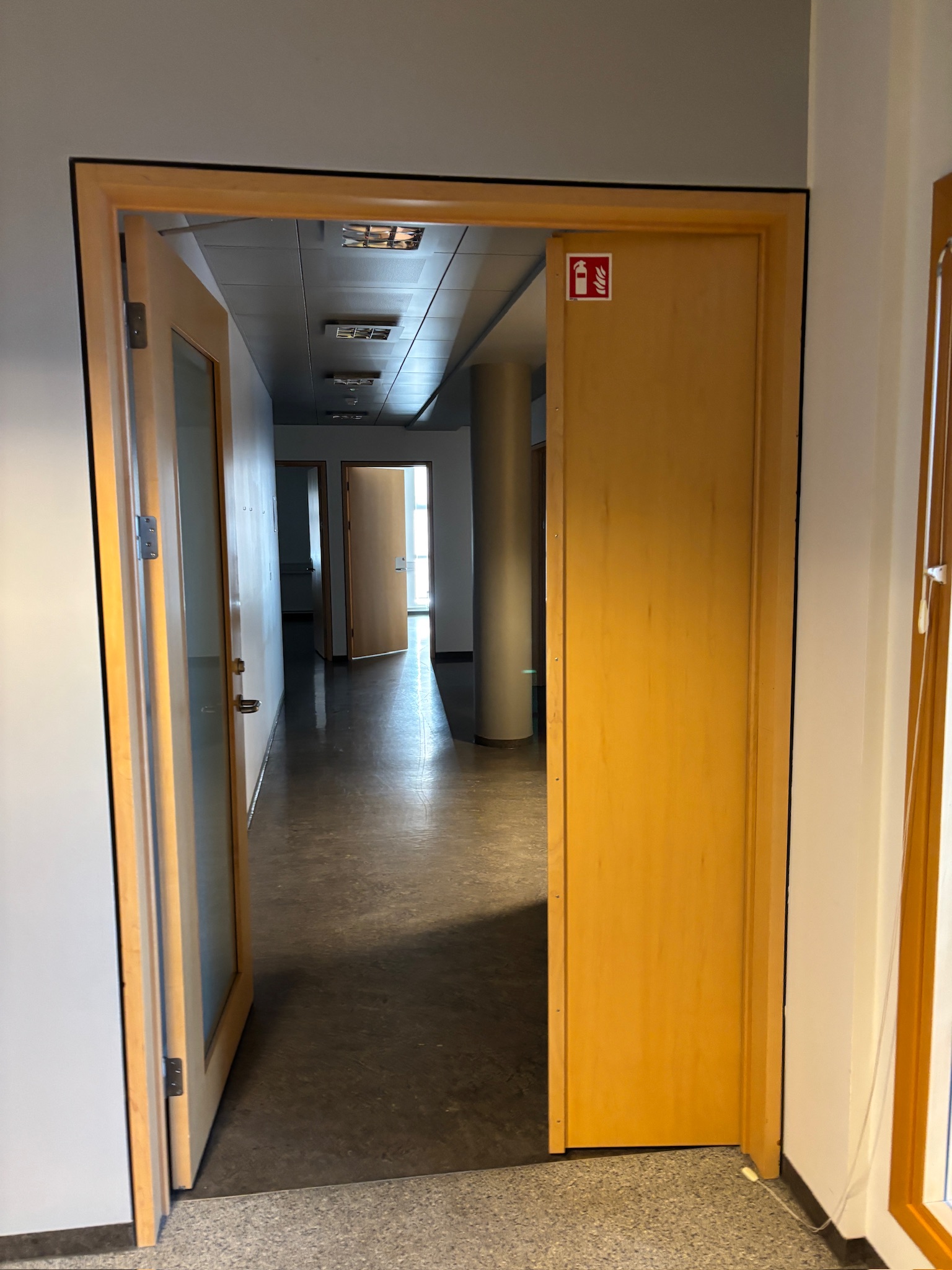 SELT / SOLD Tvöföld viðarhurð með pumpu, H219xB143sm. 3