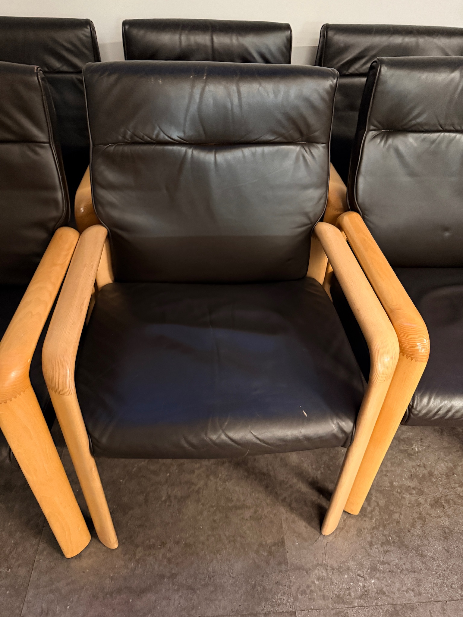 SELT / SOLD Viðarstóll með leður áklæði (12 stk.) 5