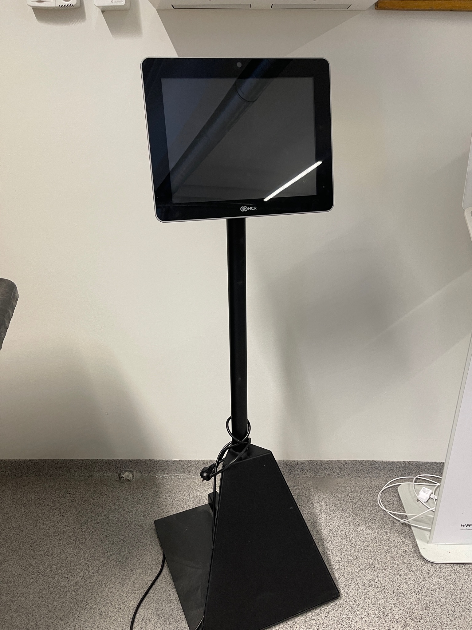 Selt/Endurnýtt-RealPOS XR5 15" Quad Celeron 4GB Win10 með standi