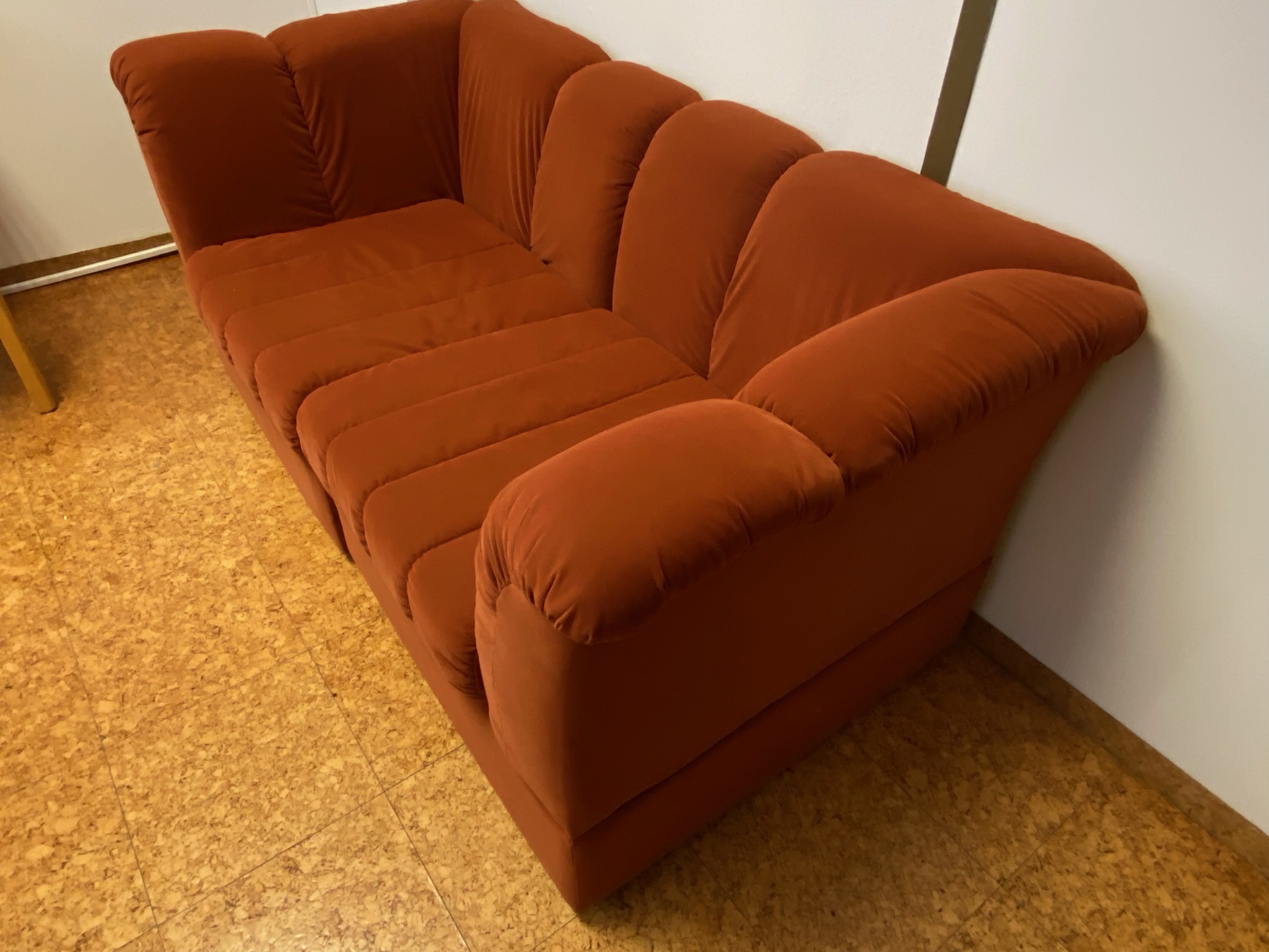 SELT / SOLD Velvet sófi rauður 2ja manna 4
