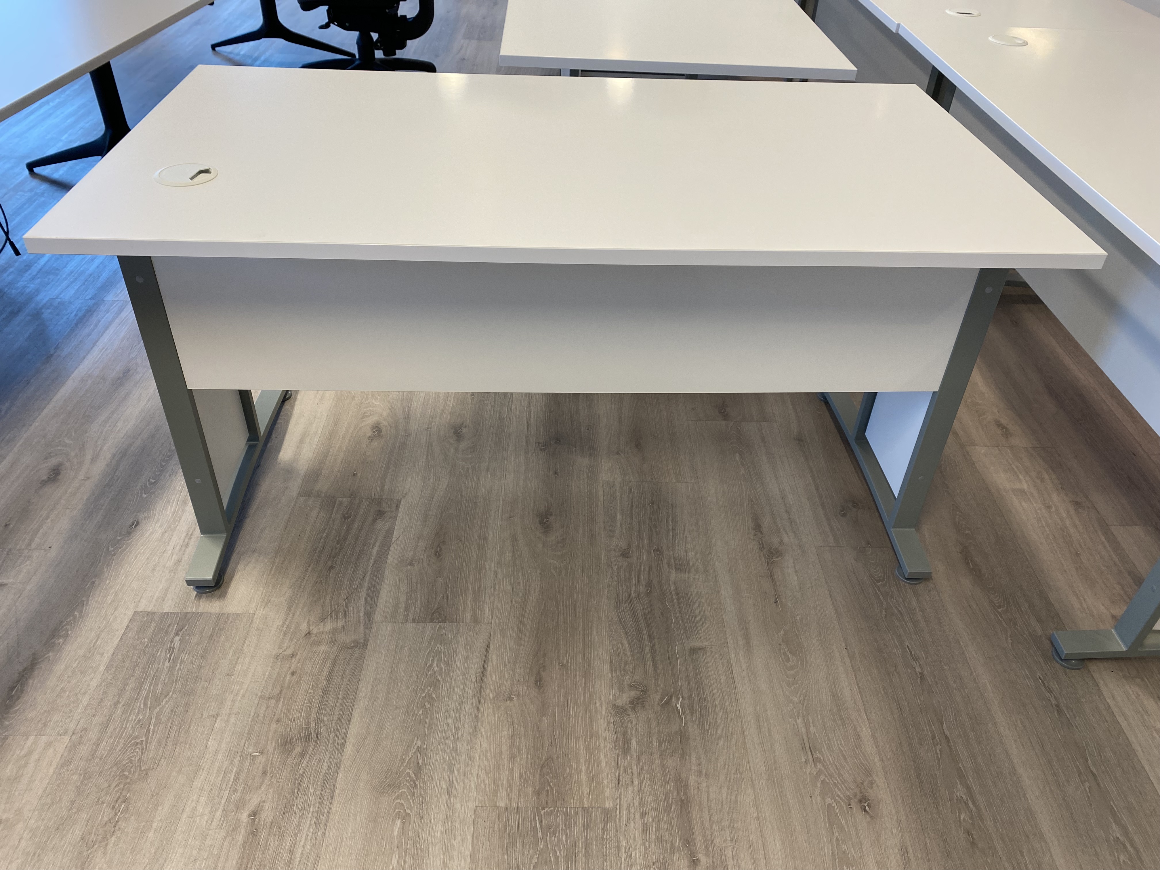 SELT / SOLD EG skrifborð hvítt B150 x D80 sm - 1 borð til.
