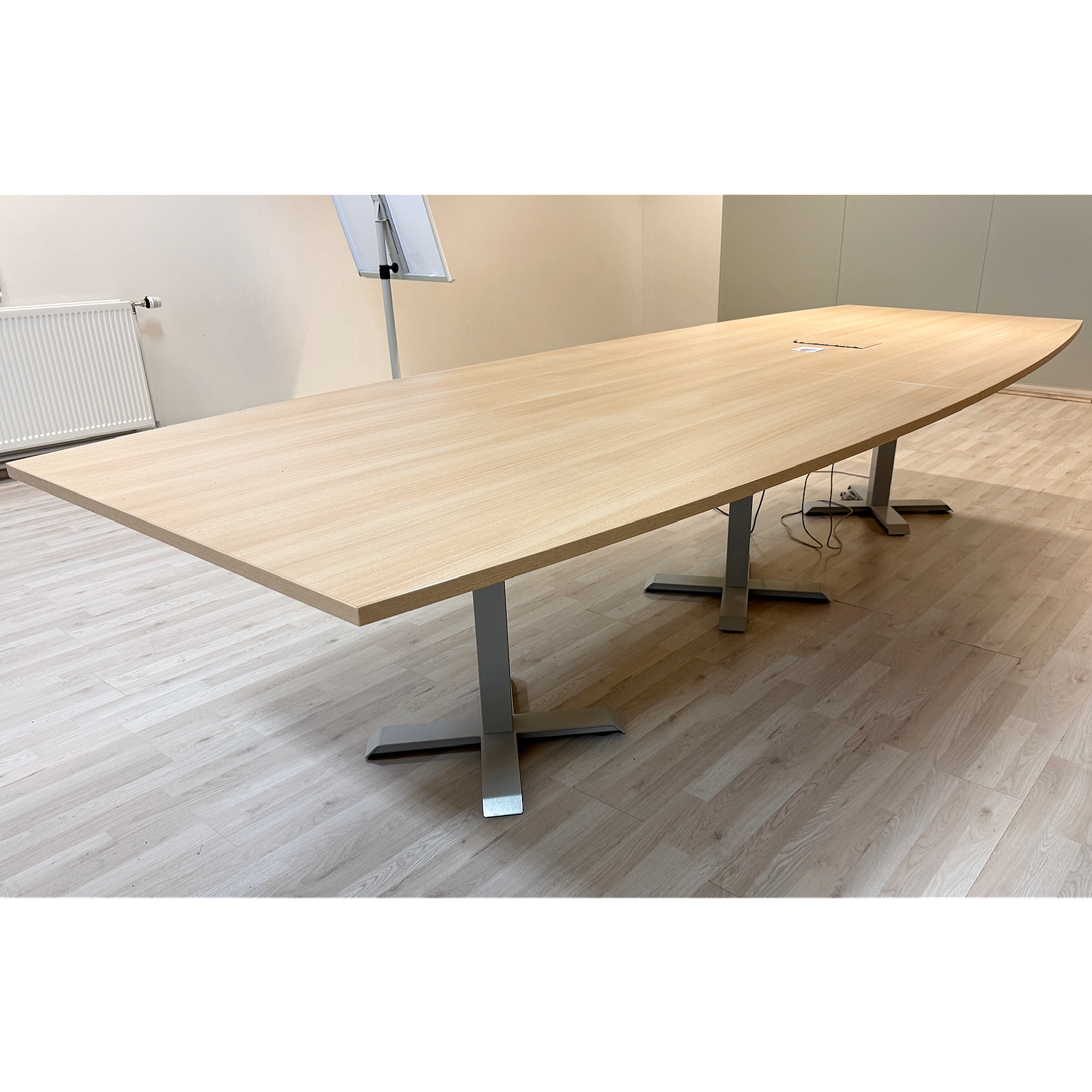 SELT / SOLD Fundarborð með tenglaboxi, L350xB130sm.