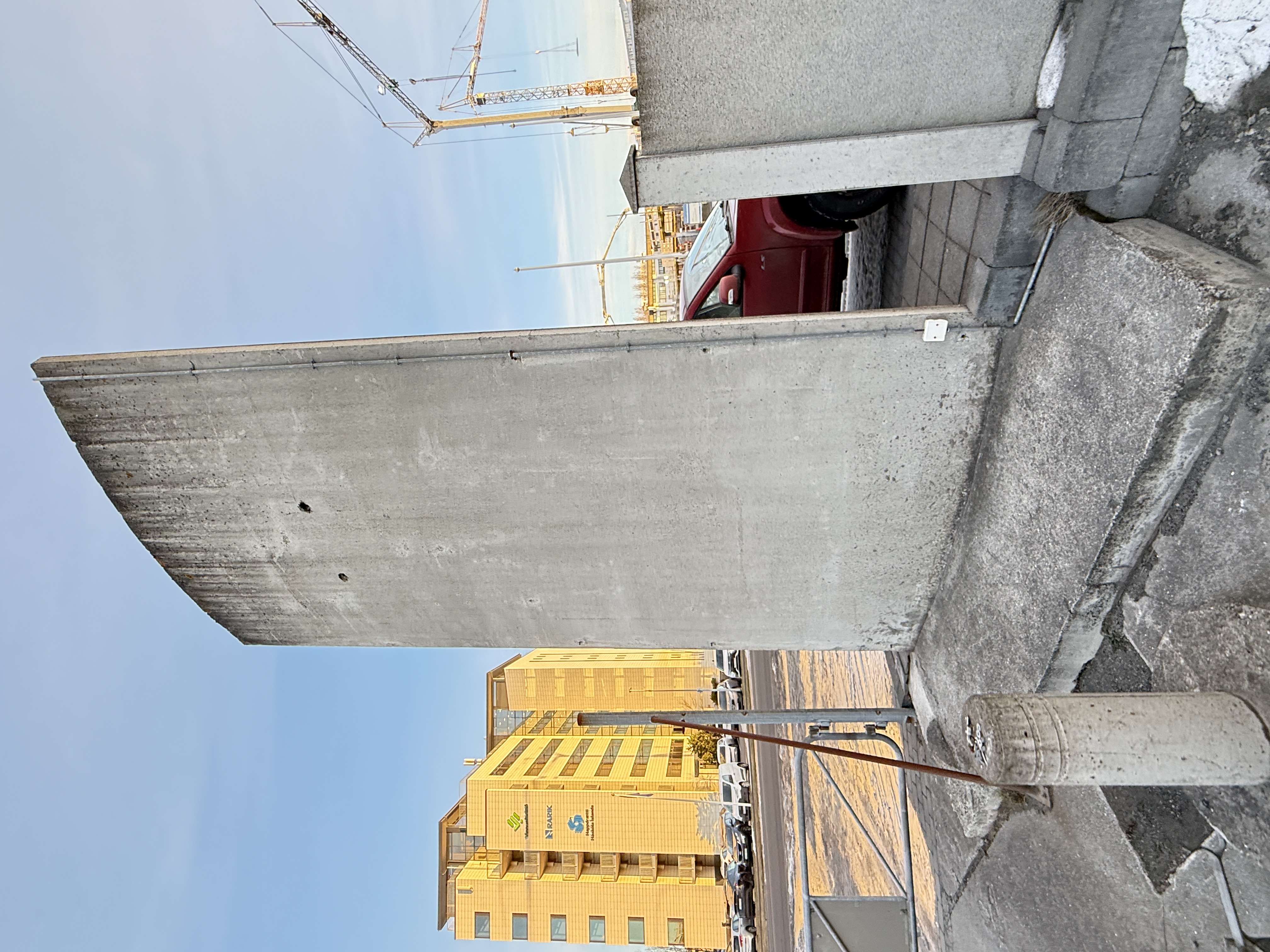 SELT / SOLD - Skilti - hæð 5 m x breidd 2 m 4