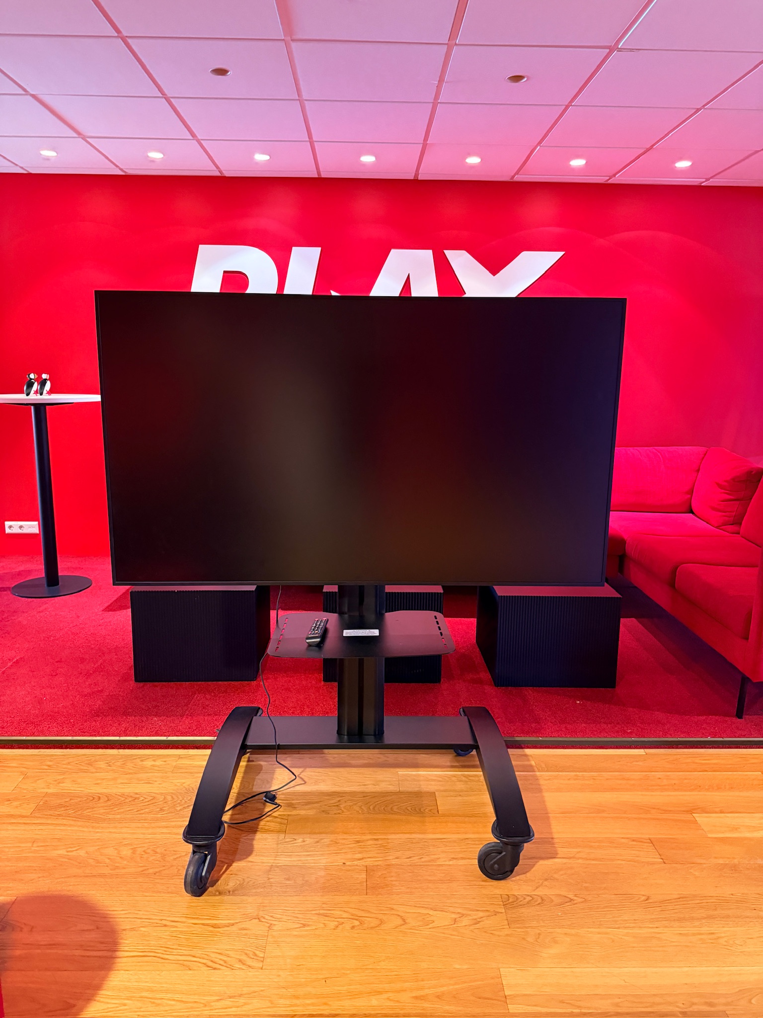 SELT / SOLD Samsung 65'' upplýsingaskjár á Peerless-AV færanlegum standi - PLAY 2