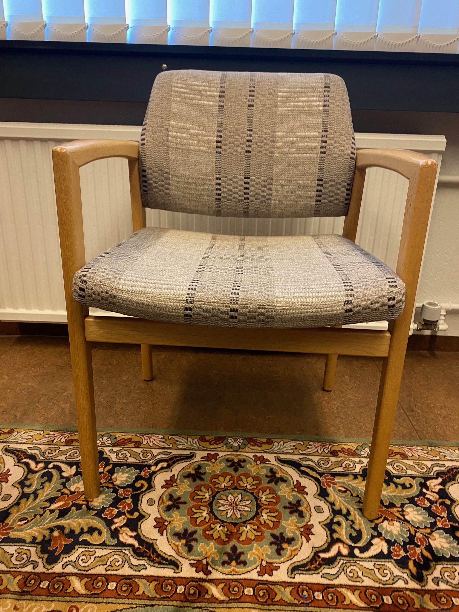 SELT / SOLD Handsmíðaðir viðarstólar með tausetu frá KS húsgögn