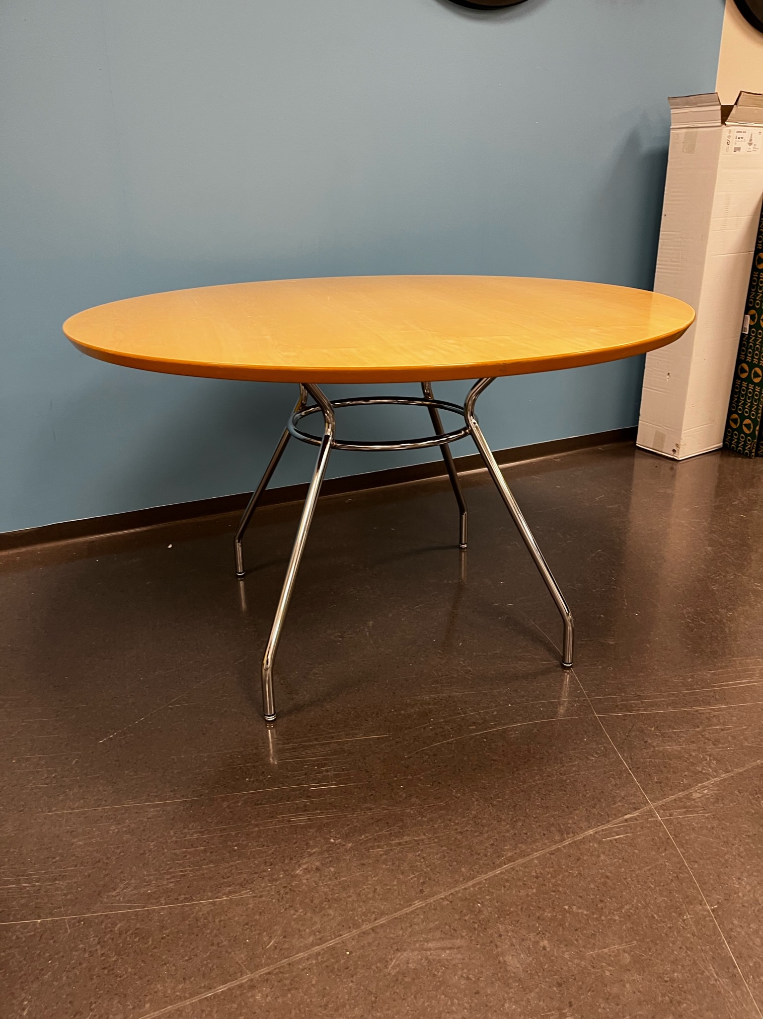 SELT / SOLD - Flott hringborð B120sm. x H72sm. 3