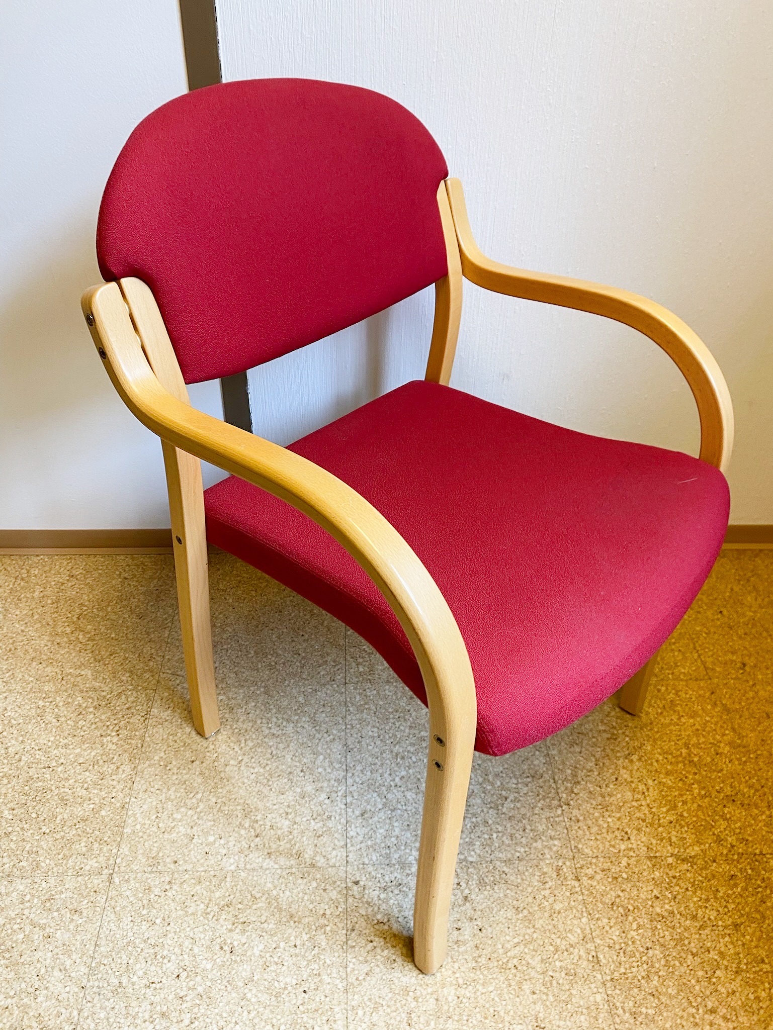 SELT / SOLD Helland fundarsetustólar - staflanlegir