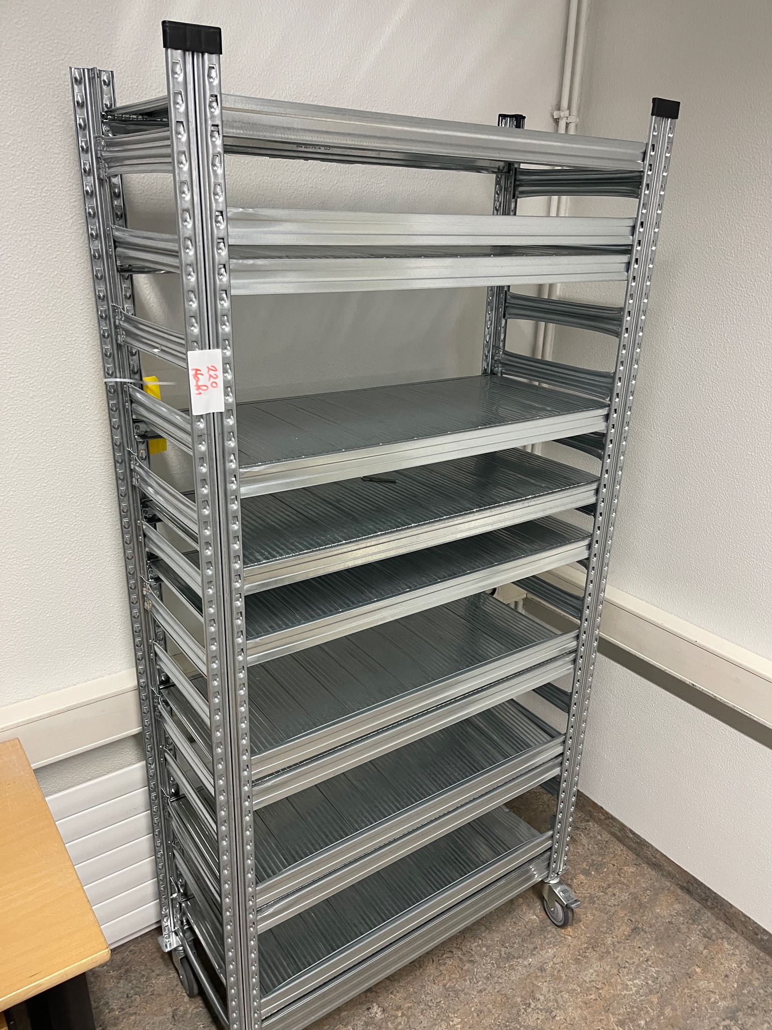 SELT / SOLD Ísold hillurekkar á hjólum (2 stk til.)