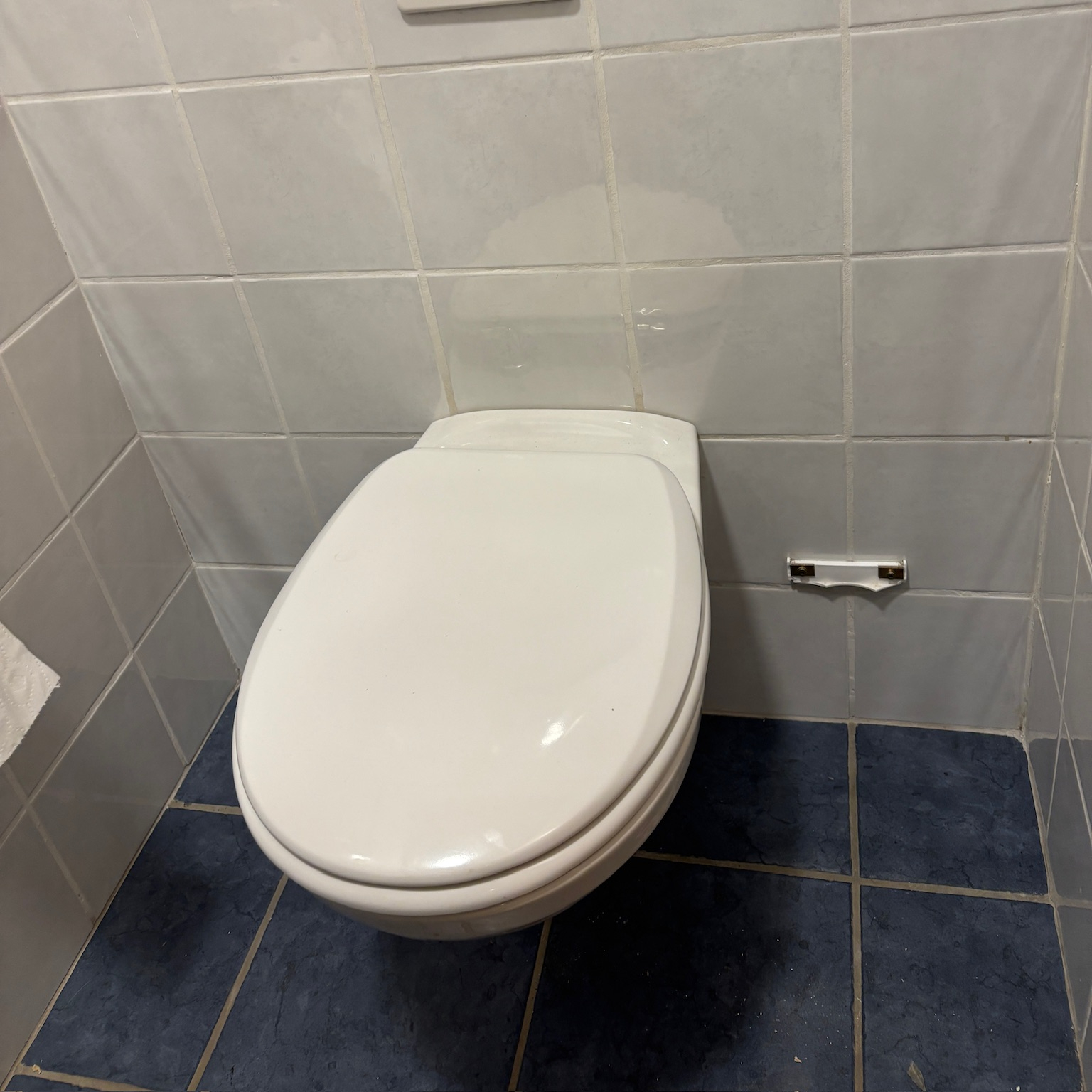 SELT / SOLD - Villeroy Boch vegghengt salerni / WC (2 stk.)
