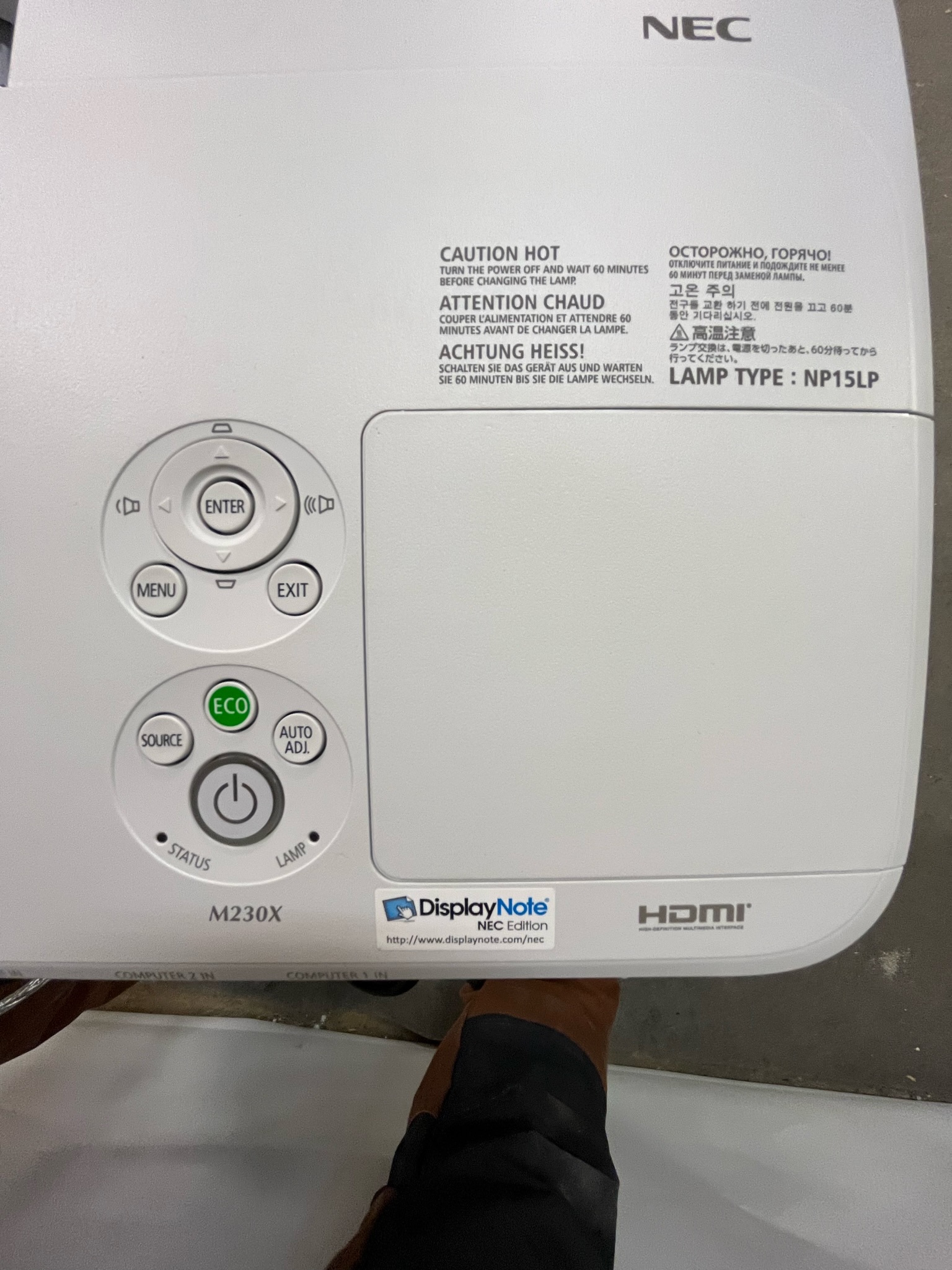SELT / SOLD NEC M230w skjávarpi ásamt loftafestingu 7