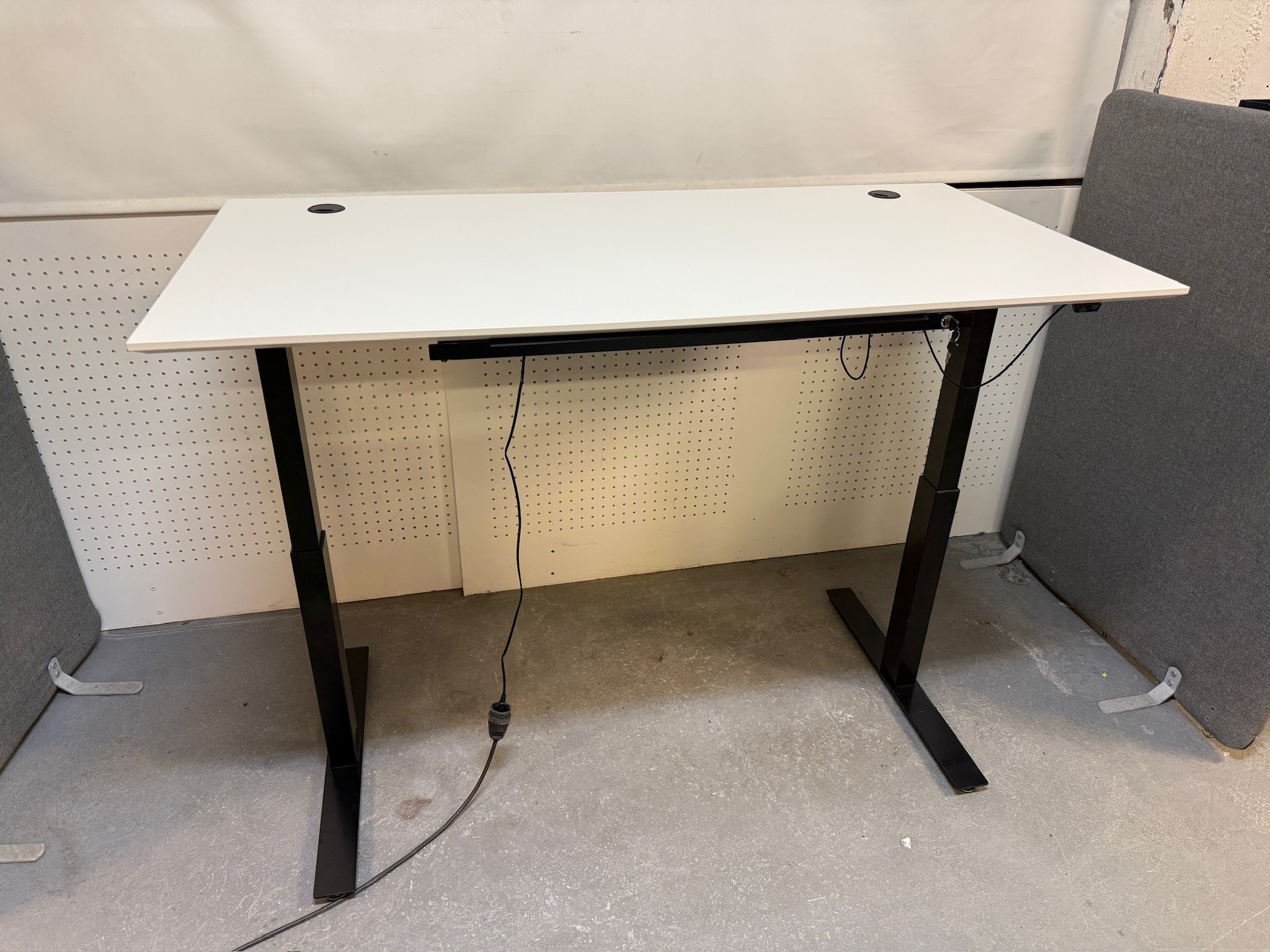 SELT / SOLD Cube Design rafmagnsborð með pennabakka frá A4, 160x80sm. 9