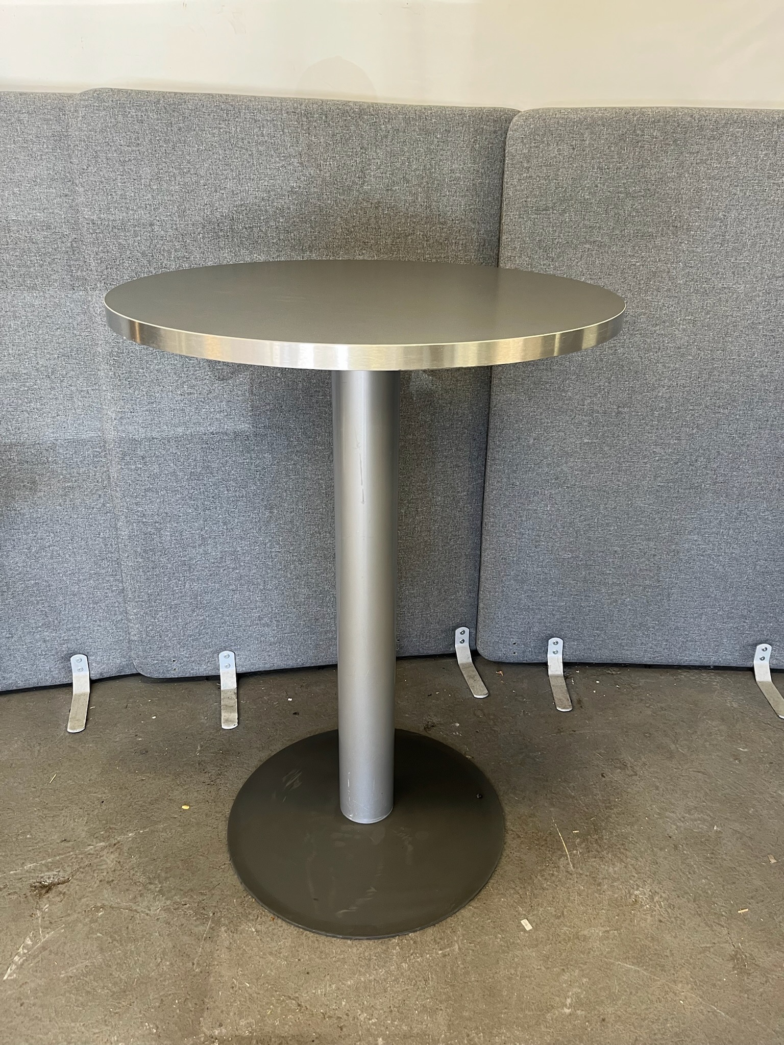 SELT / SOLD Hringborð, háborð, kokteilborð H 111 Ø79 sm.