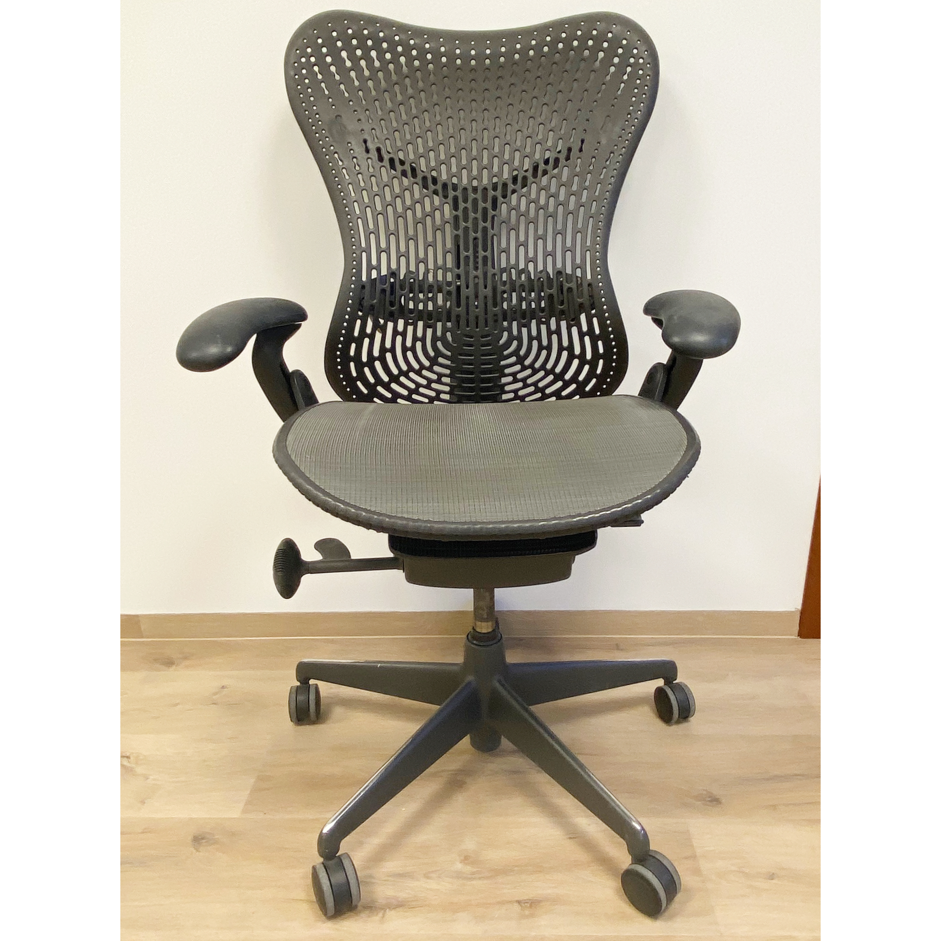 SELT / SOLD Herman Miller Mirra