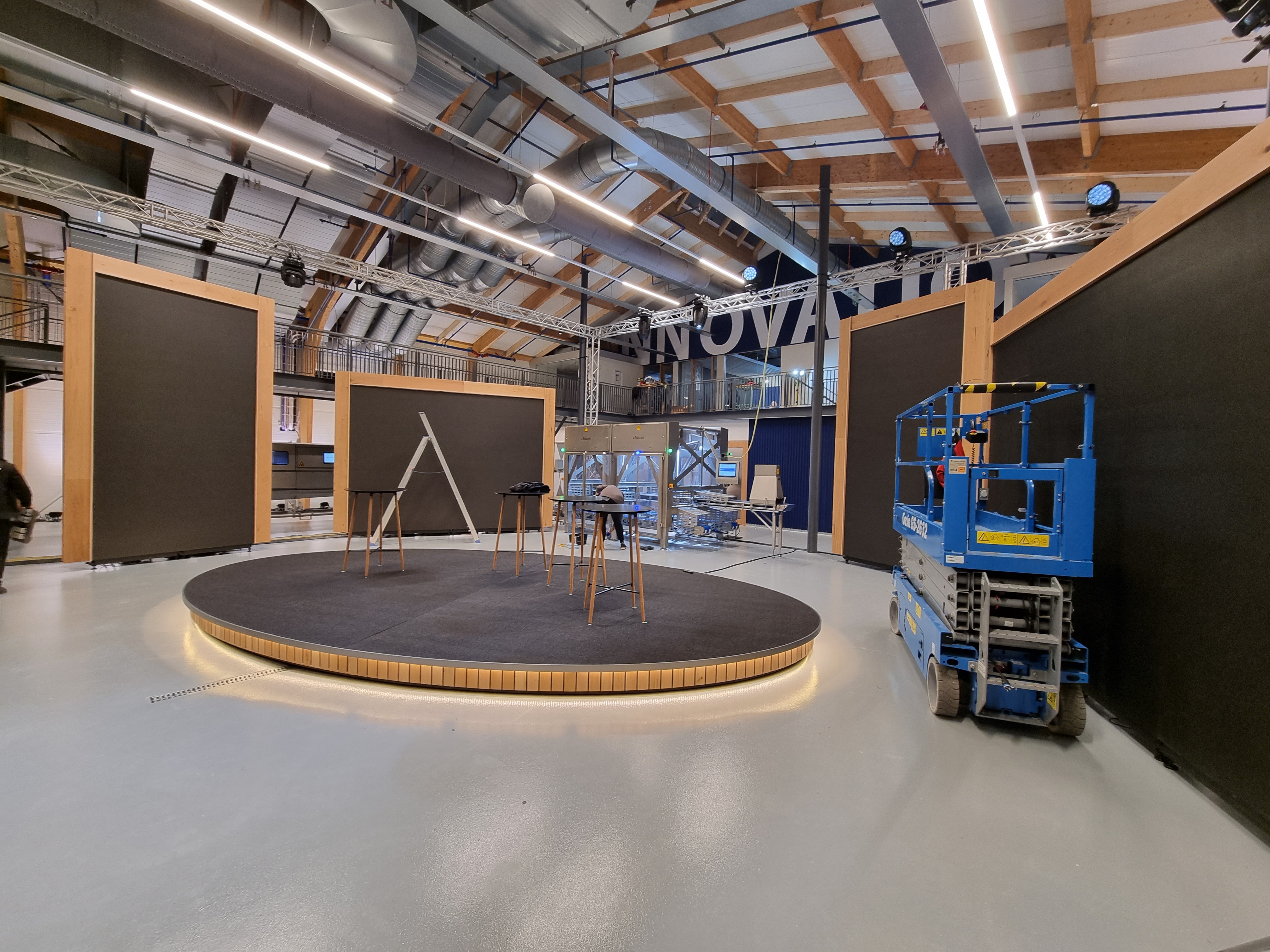 SELT / SOLD Tónlistarsvið - sýningarsvið 7x4m - á hjólum - vönduð sérsmíði 2