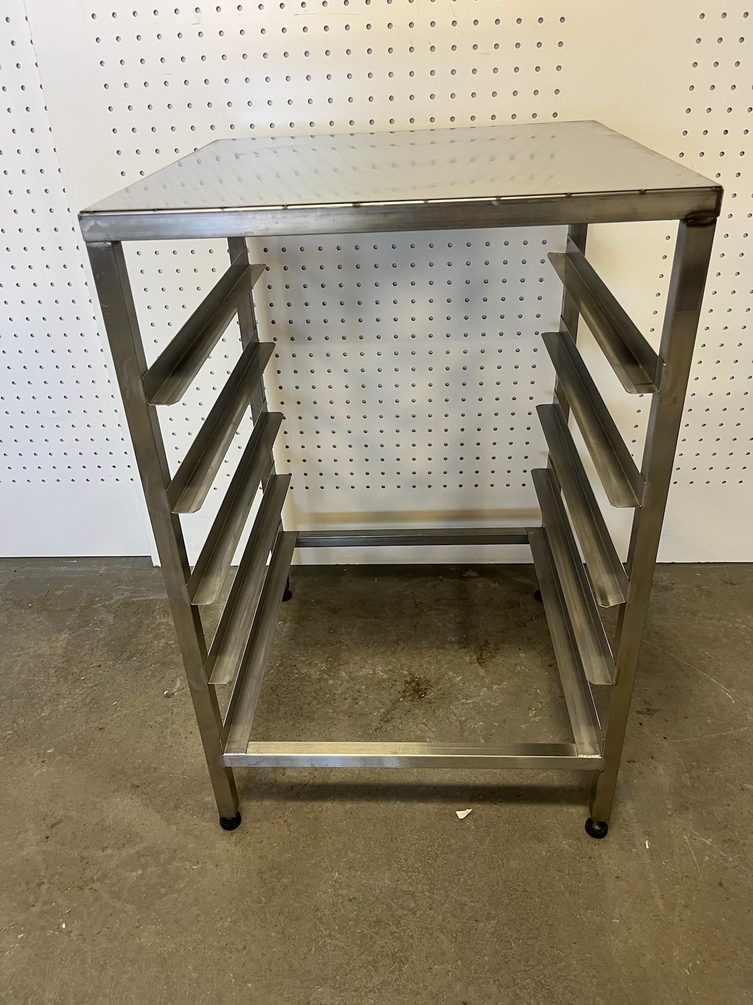 SELT / SOLD Ofnstandur, H87xB56xD56sm. 2