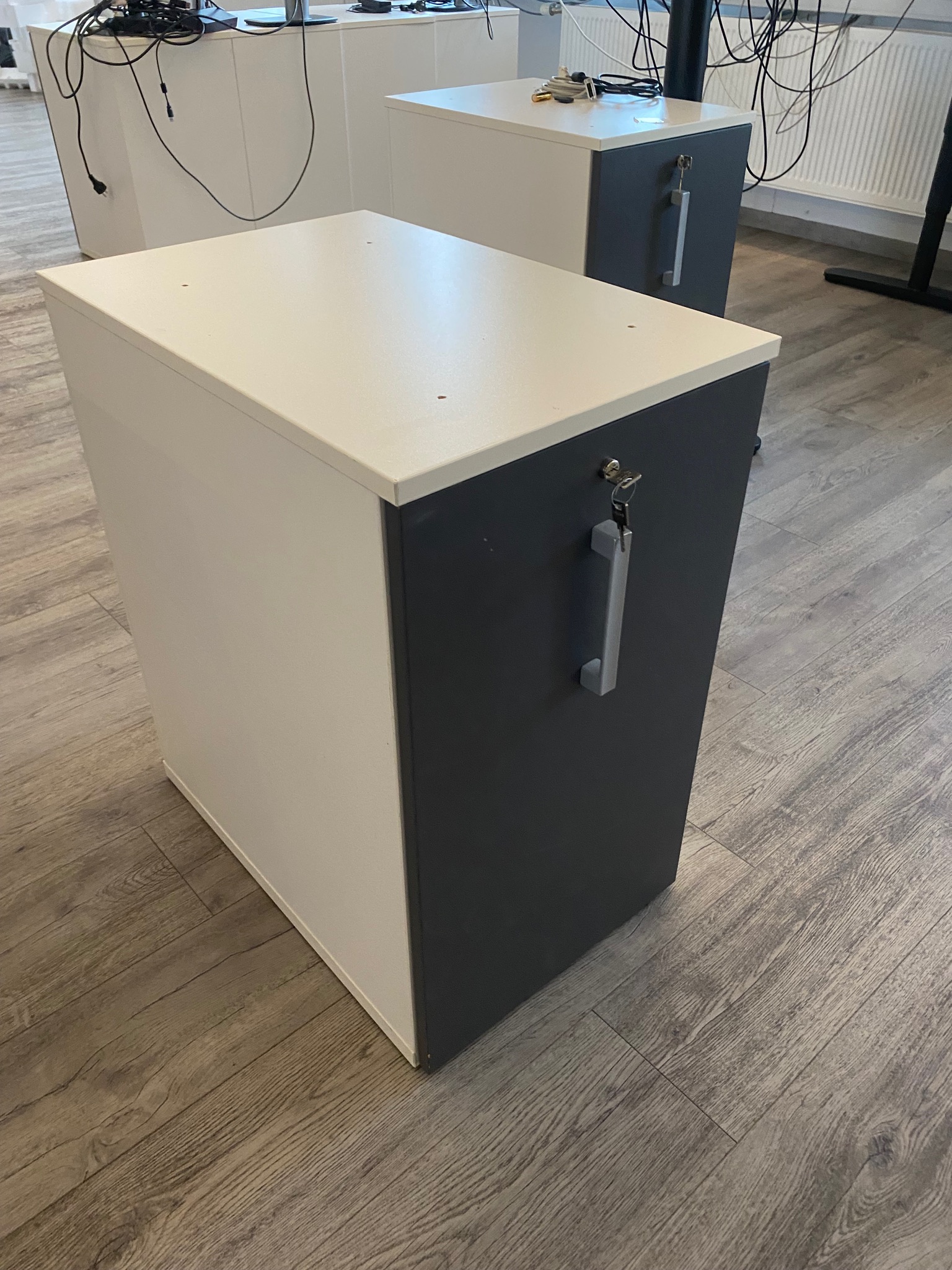 SELT / SOLD Skrifstofukálfur undir borð m/læsingu H70 B40 x D60 sm. 2
