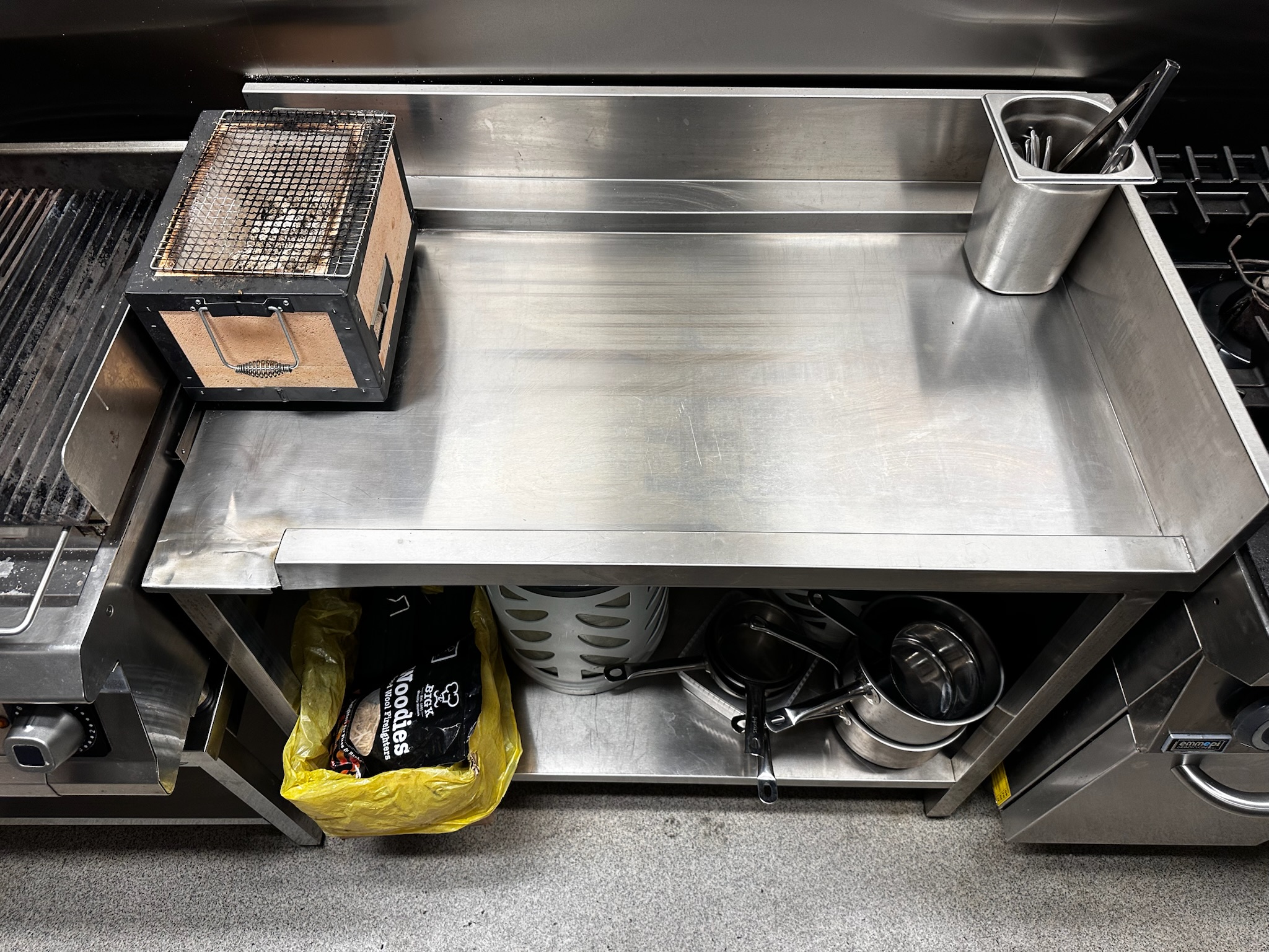 SELT / SOLD - Stálborð með kant, B110 x D64 x H87 sm. 3