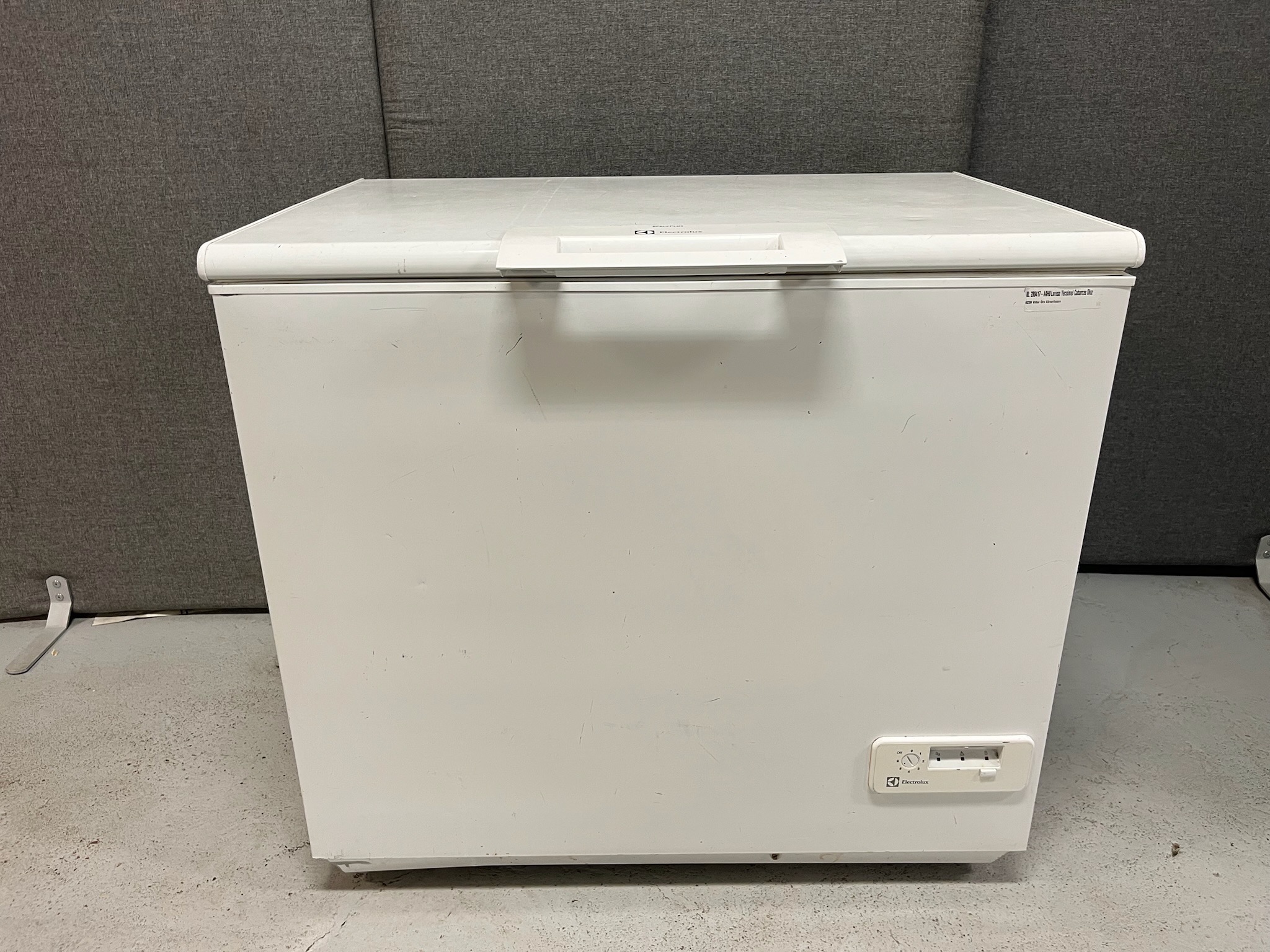 SELT / SOLD Electrolux frystikista, B95 x D62 x H87 sm.